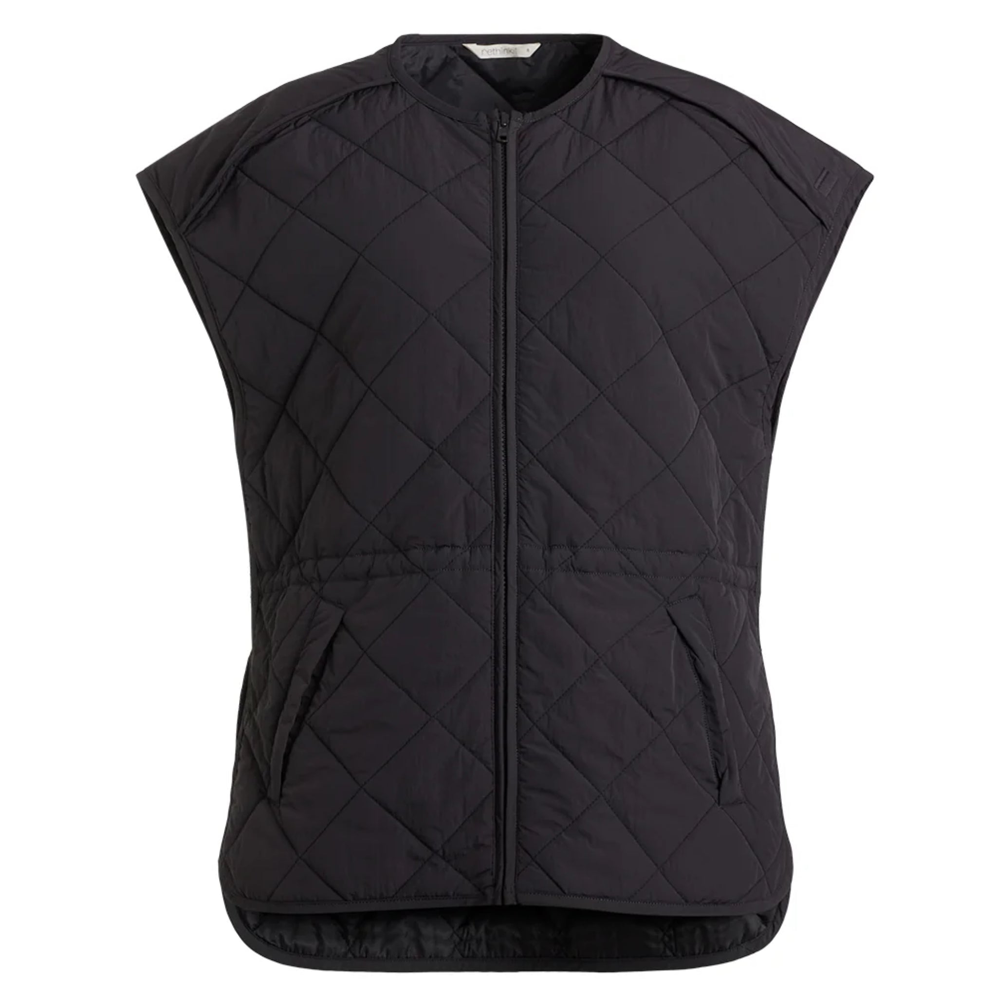 Schwarze, ärmellose Steppweste mit einem Frontreißverschluss, zwei Seitentaschen und einem etwas längeren Rückensaum. Die Weste hat ein Rautensteppmuster und ein minimalistisches Design.