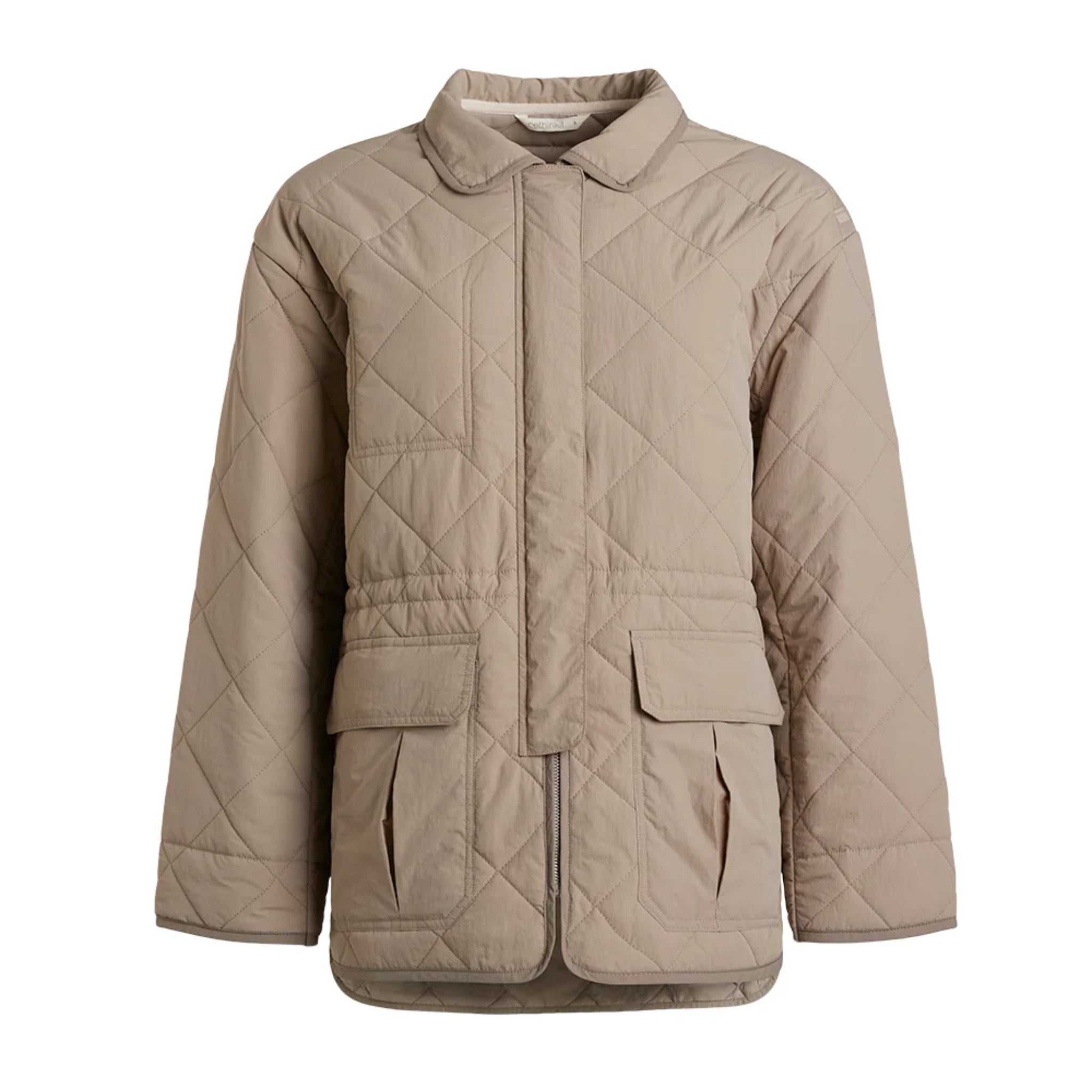 Eine hellbeige Steppjacke mit Kragen, Druckknopfverschluss und zwei großen Pattentaschen auf der Vorderseite, dargestellt auf einem einfarbig weißen Hintergrund.