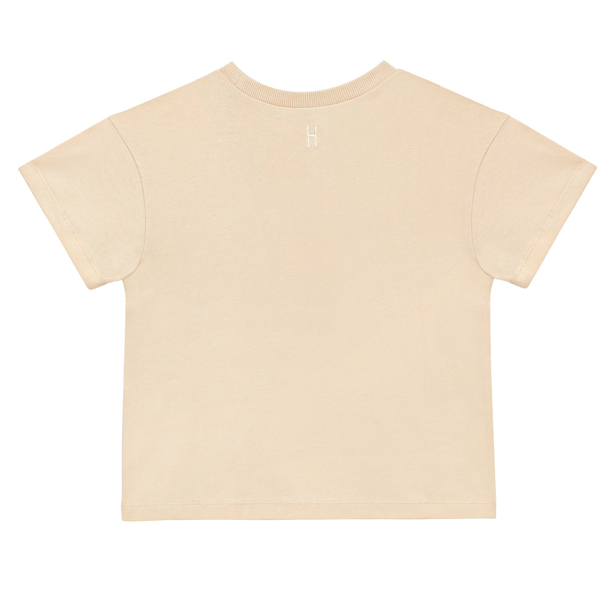 Ein schlichtes, beigefarbenes, kurzärmeliges T-Shirt, von hinten gesehen, mit einem kleinen weißen H am Halsausschnitt.