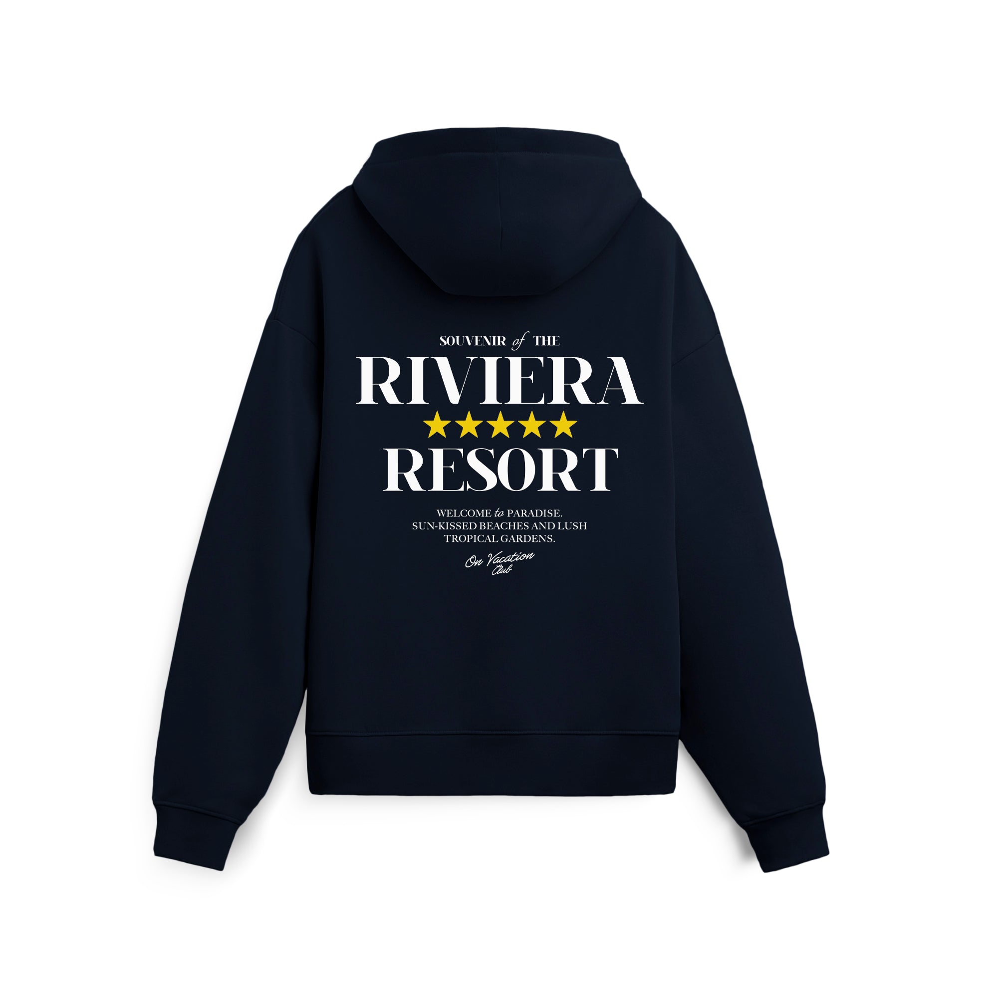 Ein schwarzer Kapuzenpulli, von hinten gesehen, mit großer weißer Aufschrift "Souvenir of the Riviera Resort" mit fünf gelben Sternen und zusätzlichem kleineren Text darunter, der auf das Paradies und die tropischen Gärten verweist.