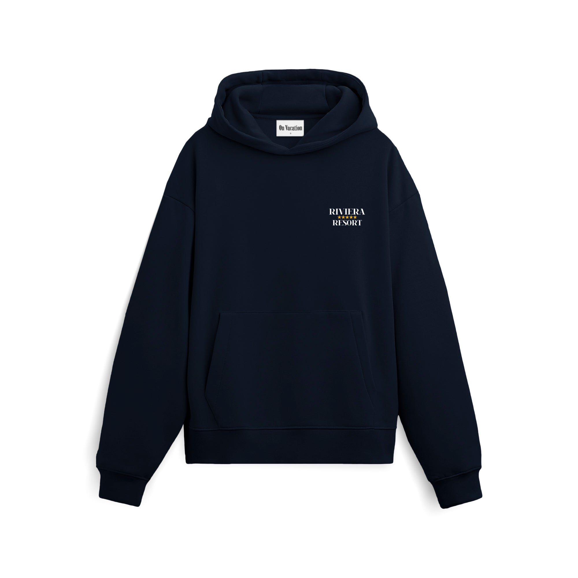 Ein schlichter schwarzer Hoodie mit einer Fronttasche und dem Schriftzug RIVIERA REMORSE in kleinen weißen Buchstaben auf der linken Brustseite. Der Kapuzenpullover hat eine lockere Passform und gerippte Bündchen.