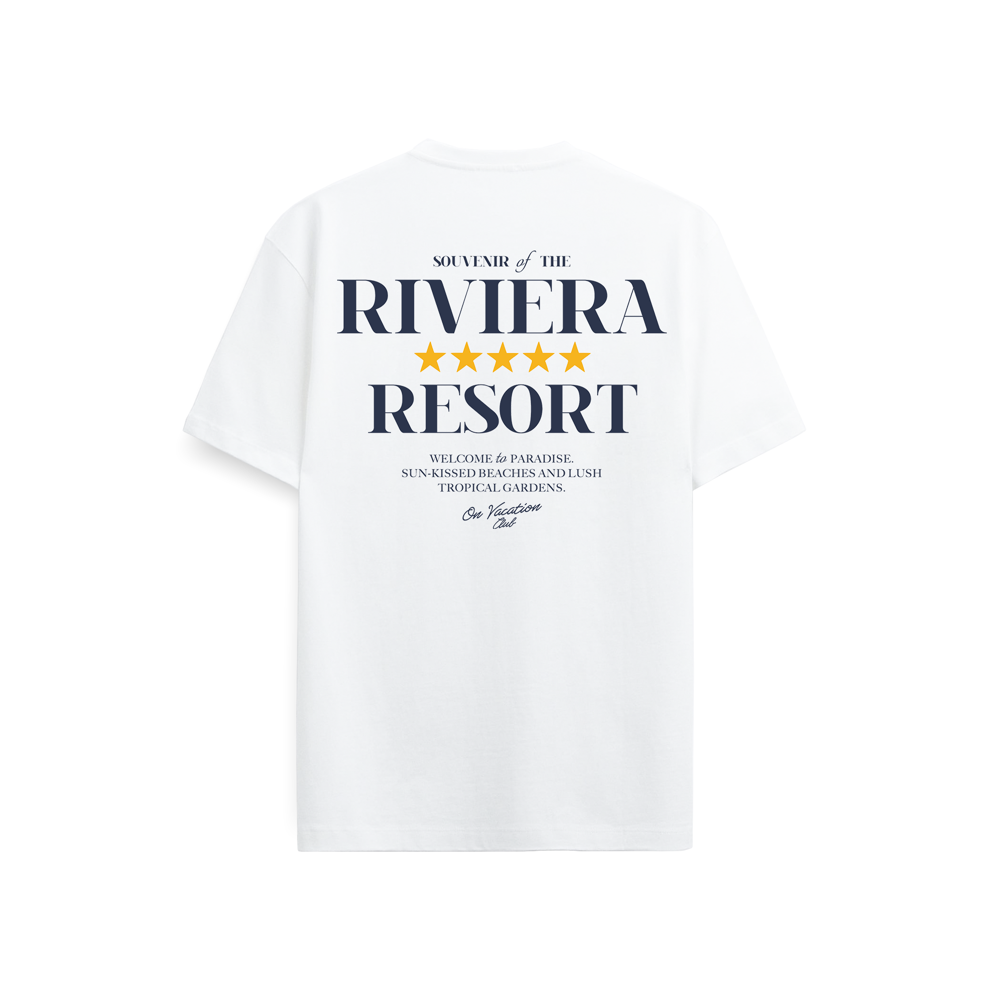 Weißes T-Shirt mit fettgedrucktem, marineblauem Text "Souvenir of the Riviera Resort" über fünf gelben Sternen. Kleinerer Text darunter: Willkommen im Paradies. Sonnenverwöhnte Strände. Üppige tropische Gärten mit einer Unterschrift darunter.
