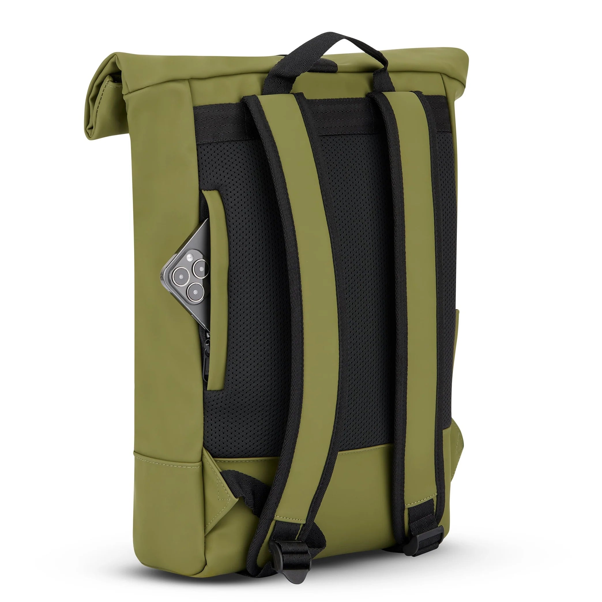 Ein grüner Rolltop-Rucksack wird von hinten gezeigt, mit gepolsterten Schulterriemen und einer Seitentasche für ein Smartphone.