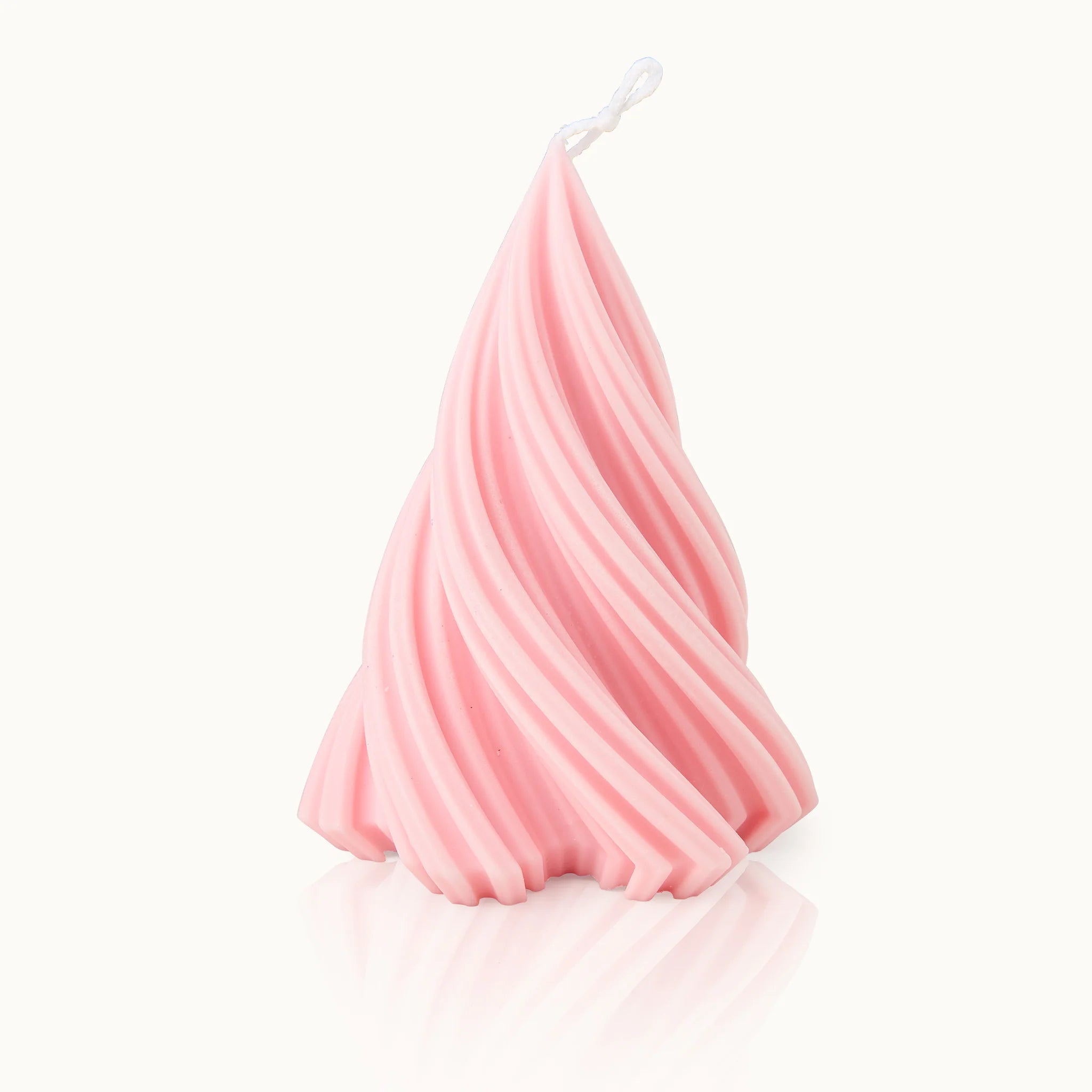 Rosa, spiralförmige Kerze mit glatter, wellenartiger Oberfläche, die aufrecht auf einer weißen Fläche steht.