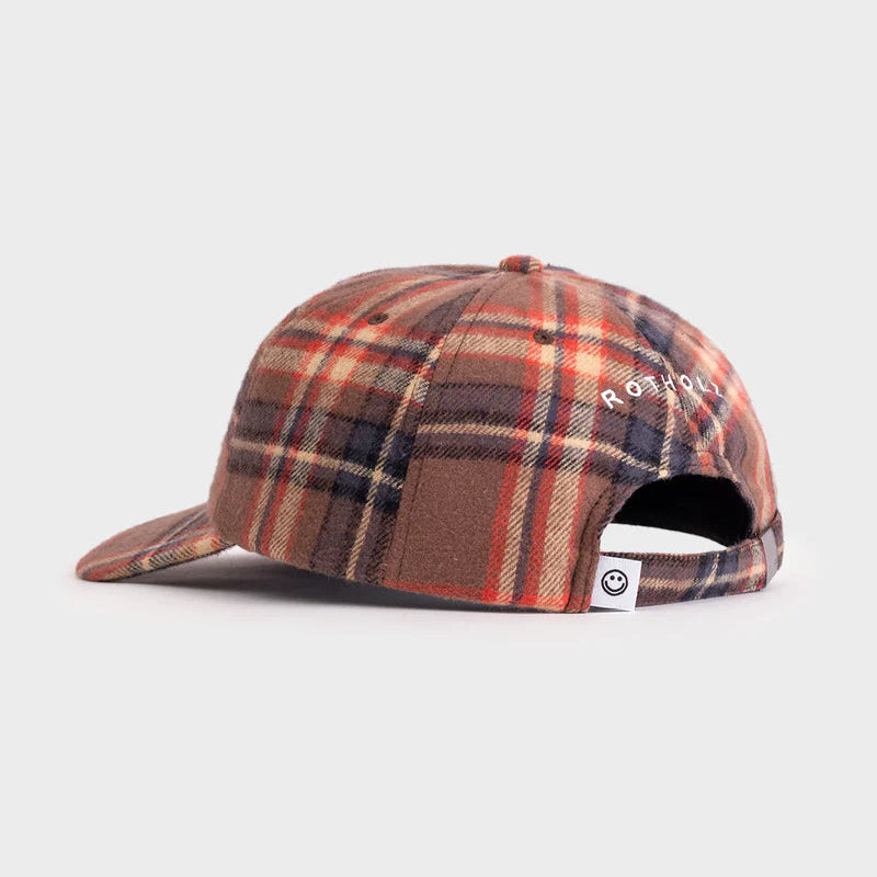 Braun, rot und marineblau karierte Baseballmütze mit gebogener Krempe, seitlicher Stickerei und weißem Schild über dem verstellbaren Riemen auf der Rückseite, abgebildet auf hellgrauem Hintergrund.