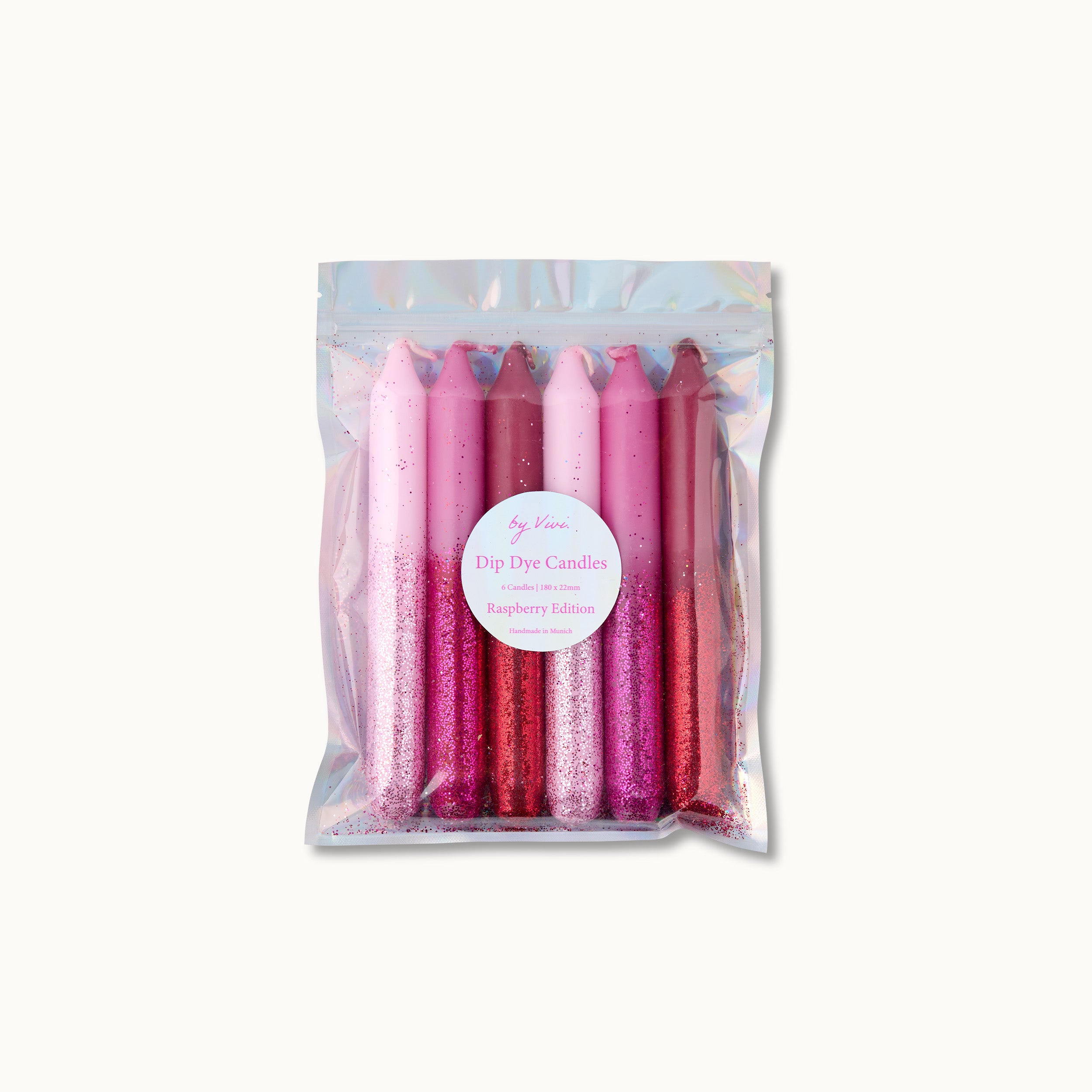 Ein durchsichtiger, wiederverschließbarer Beutel mit sechs glitzernden rosa und roten Dip-Dye-Kerzen wird vor einem weißen Hintergrund präsentiert. Auf dem Etikett der Tüte steht "Dip Dye Candles, Raspberry Edition".