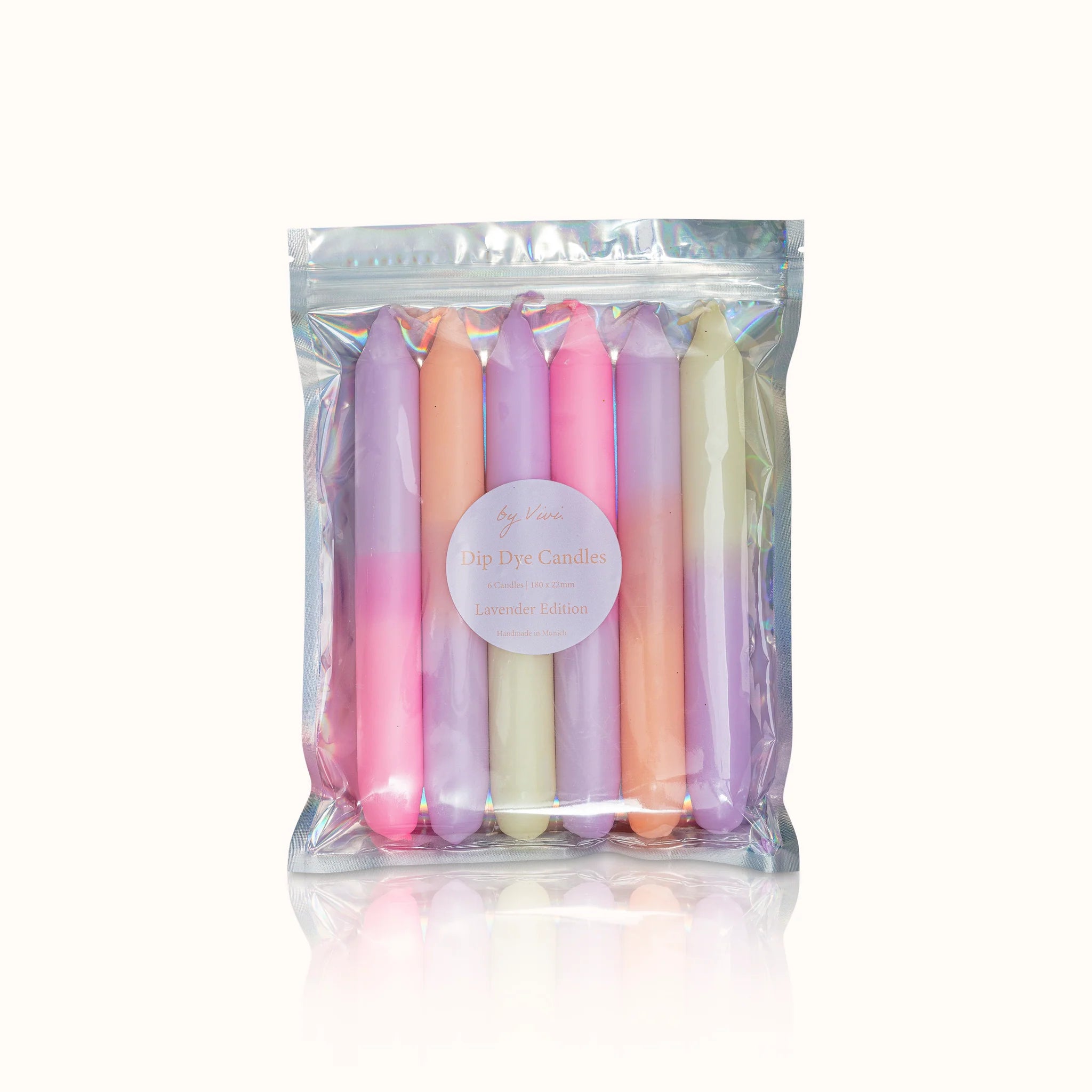 Eine durchsichtige Plastiktüte mit sechs pastellfarbenen Dip-Dye-Kerzen in Rosa-, Lila-, Pfirsich- und Cremetönen. Auf dem Etikett der Tüte steht "Dip Dye Candles, Lavender Edition".