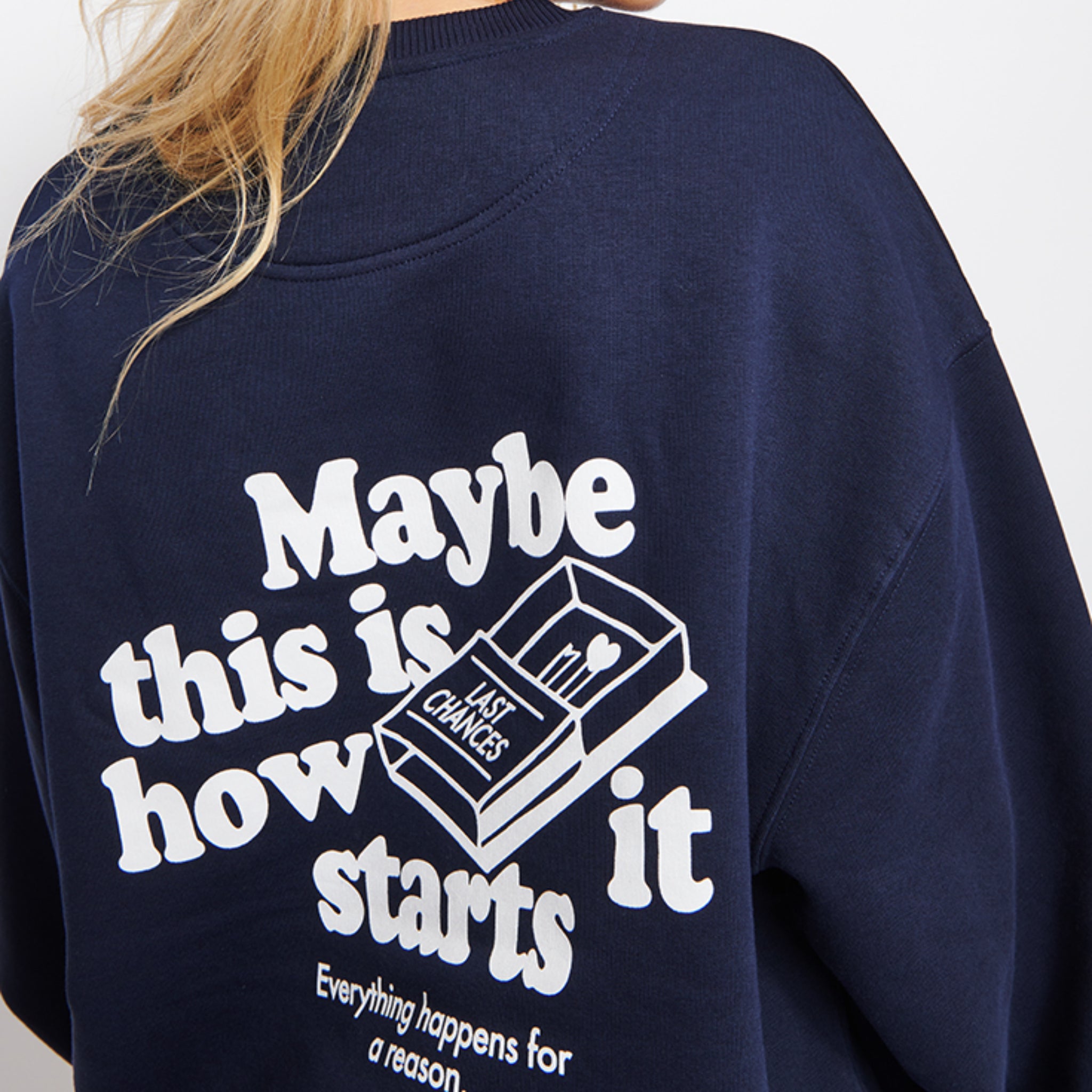 Rückseite eines dunklen Sweatshirts mit weißem Aufdruck von Text und einer gezeichneten Streichholzschachtel.