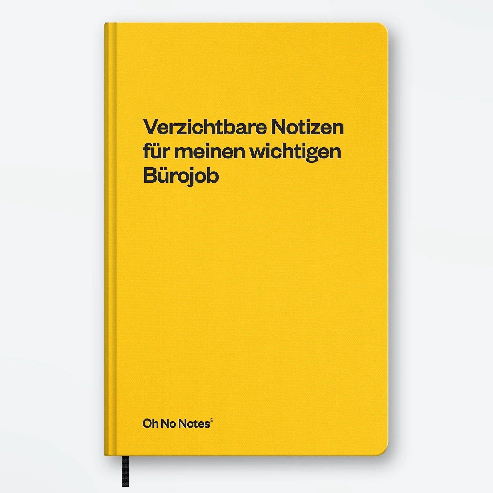 Ein gelbes Notizbuch mit deutschem Text auf dem Einband, der lautet: Verzichtbare Notizen für meinen wichtigen Bürojob. Unten auf dem Umschlag steht: Oh No Notes. Das Notizbuch hat ein schwarzes Gummiband.