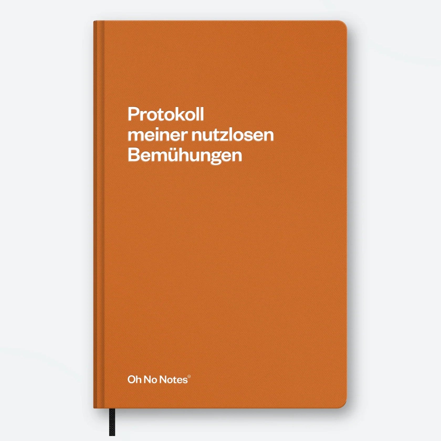 Ein orangefarbenes Notizbuch mit weißem Text in deutscher Sprache, der lautet "Protokoll meiner nutzlosen Bemühungen". In der unteren Ecke steht ein kleiner Text: "Oh No Notes". Das Notizbuch hat ein schwarzes Lesezeichen mit Band.