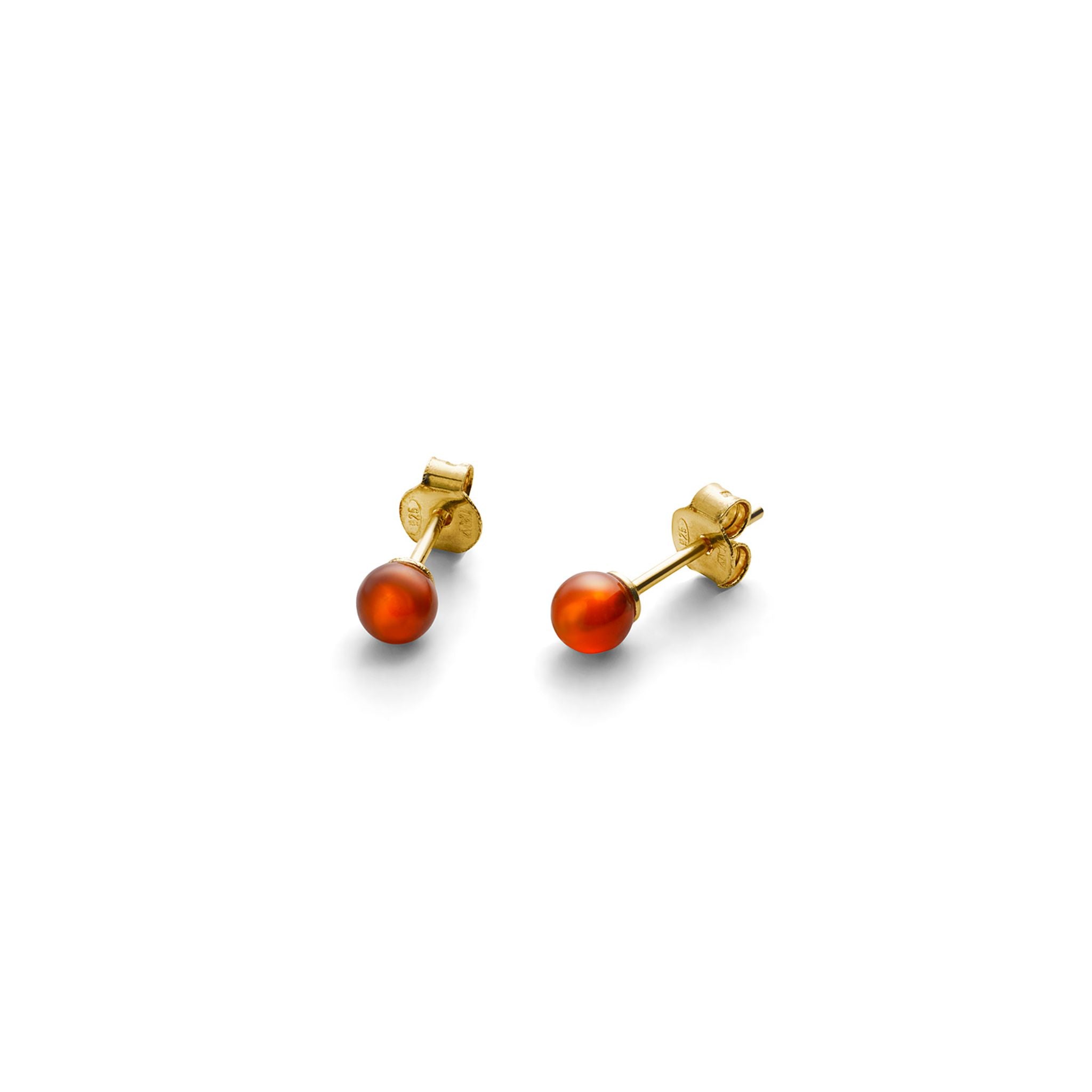 Ein Paar goldene Ohrstecker mit je einem kleinen, runden, bernsteinfarbenen Edelstein auf weißem Hintergrund.