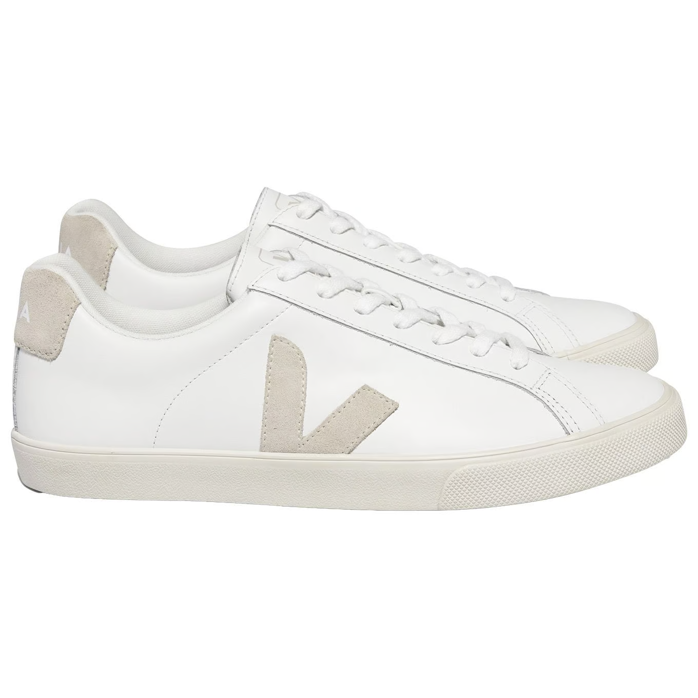 Weiße Sneaker mit beigem "V"-Logo an der Seite, hellem Wildleder-Detail an der Ferse und weißen Schnürsenkeln.