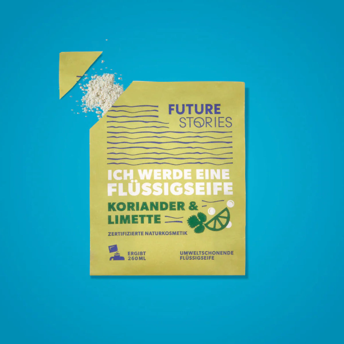Ein grünes Tütchen mit der Aufschrift Ich werde eine Flüssigseife Koriander & Limette, aus dem weißes Granulat austritt, vor einem blauen Hintergrund. Auf der Verpackung sind Limetten und Koriander abgebildet.
