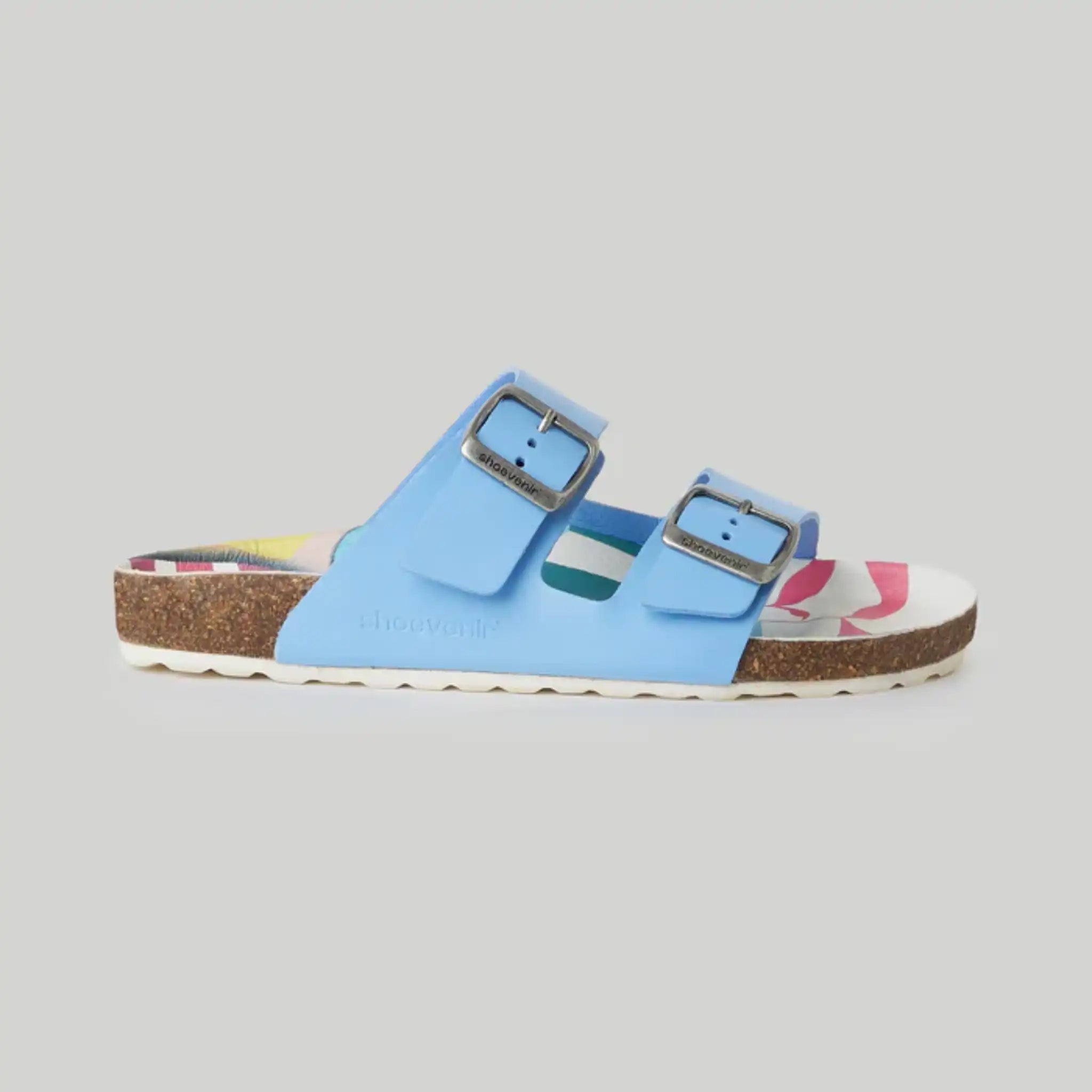Eine blaue Sandale mit Schnallen.