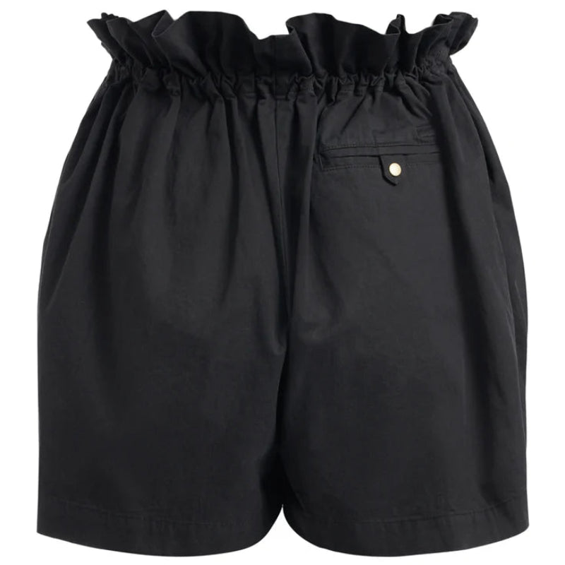 Schwarze, hochtaillierte Papiertaschenshorts mit gerafftem Gummibund, Seitentaschen und einer kleinen, geknöpften Gesäßtasche auf einfarbig weißem Hintergrund.