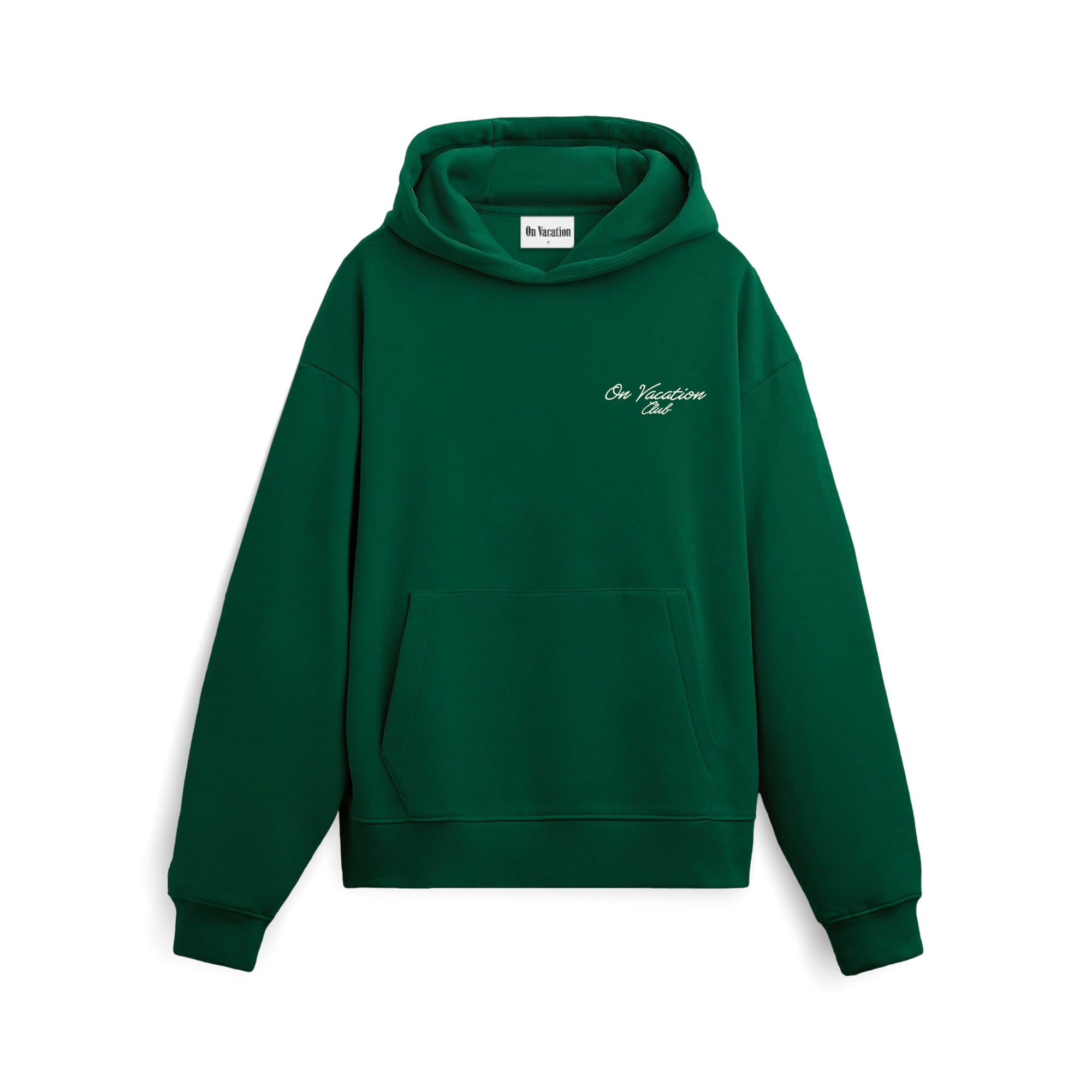 Ein grünes Kapuzensweatshirt mit einer Vordertasche und der Aufschrift On Vacation Club in weißer Schrift auf der linken Brust.