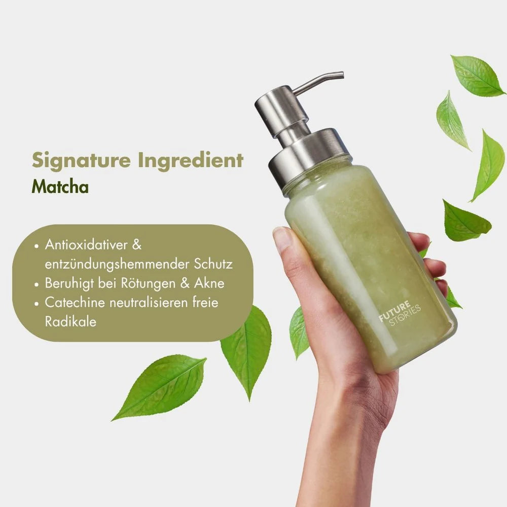 Eine Hand hält eine grüne Pumpflasche mit der Aufschrift FUTURE STORIES. Daneben sind grüne Teeblätter und ein Textfeld zu sehen, in dem die Vorteile von Matcha für die Hautpflege aufgeführt sind, darunter die antioxidative und entzündungshemmende Wirkung.