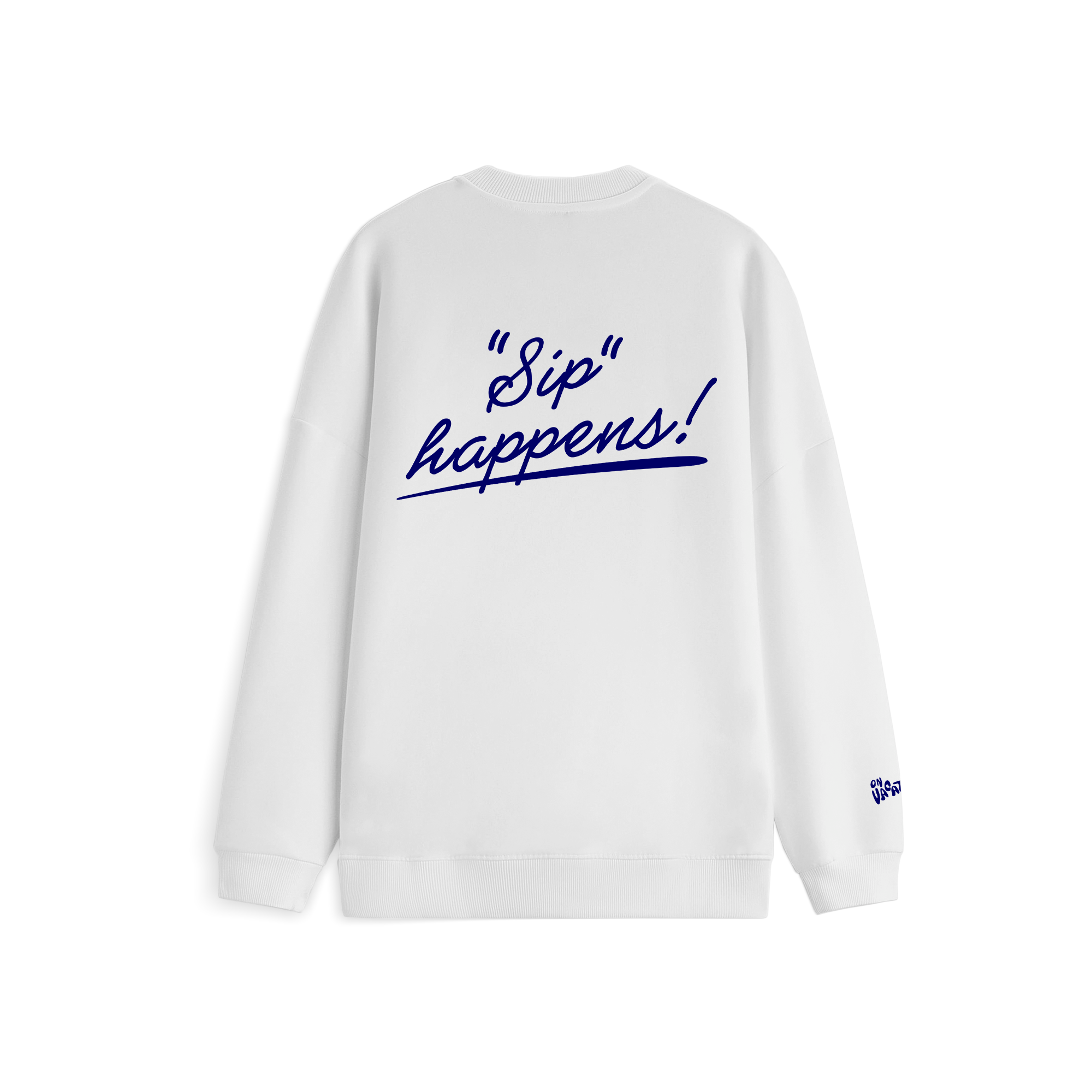Ein weißes, langärmeliges Sweatshirt mit dem Schriftzug Sip happens! in großer blauer Schrift auf dem Rücken.