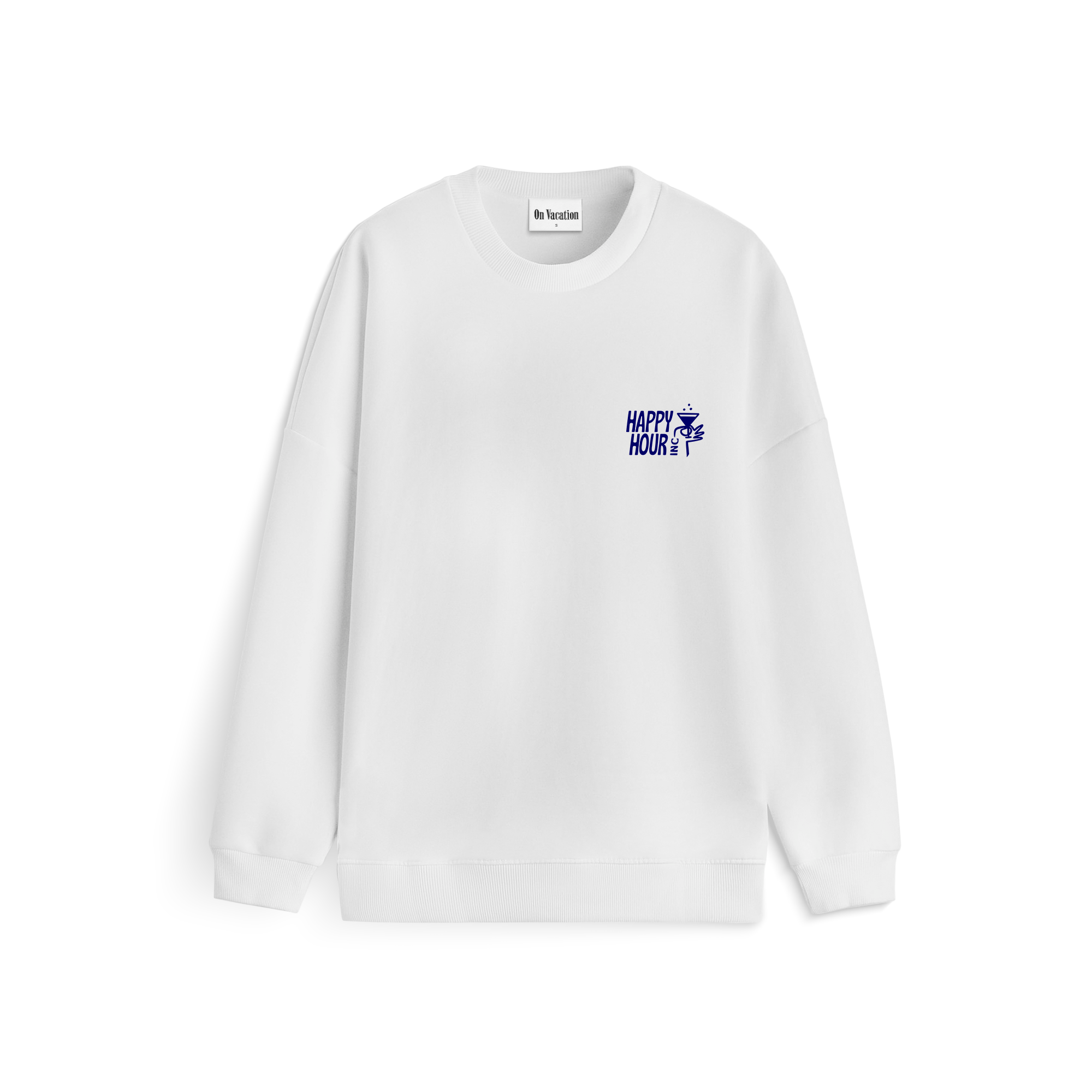 Ein schlichtes weißes Sweatshirt mit einer kleinen blauen Grafik und dem Schriftzug HAPPY HOUR oben links auf der Brust.