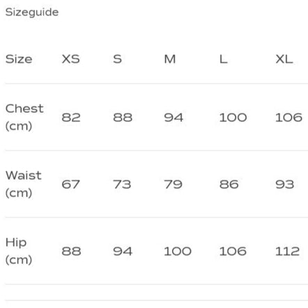 Größentabelle mit Maßen für Brust, Taille und Hüfte für Größen XS bis XL in Zentimetern.