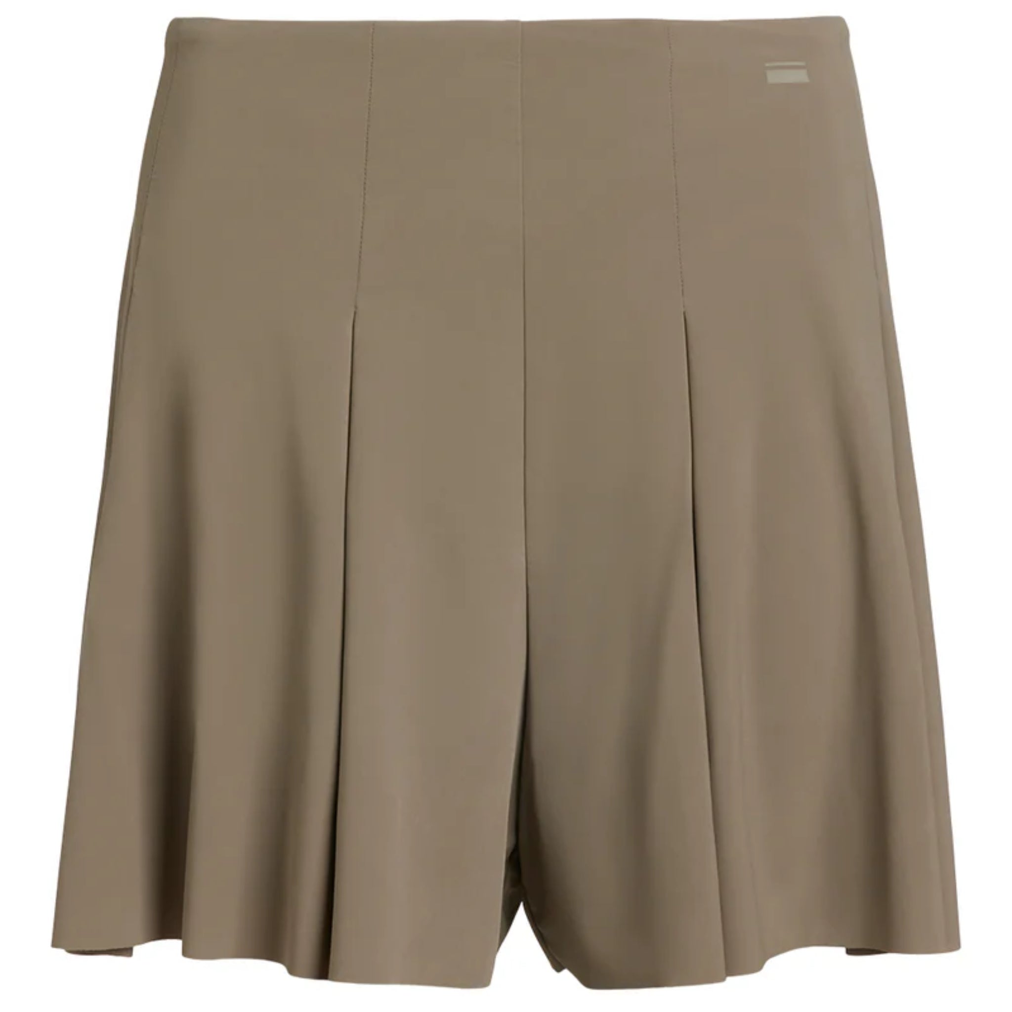 Taupefarbene, knielange, maßgeschneiderte Shorts mit Falten auf der Vorderseite und einem kleinen rechteckigen Logo oben rechts in der Nähe des Bunds. Der Stoff scheint glatt und strukturiert zu sein.