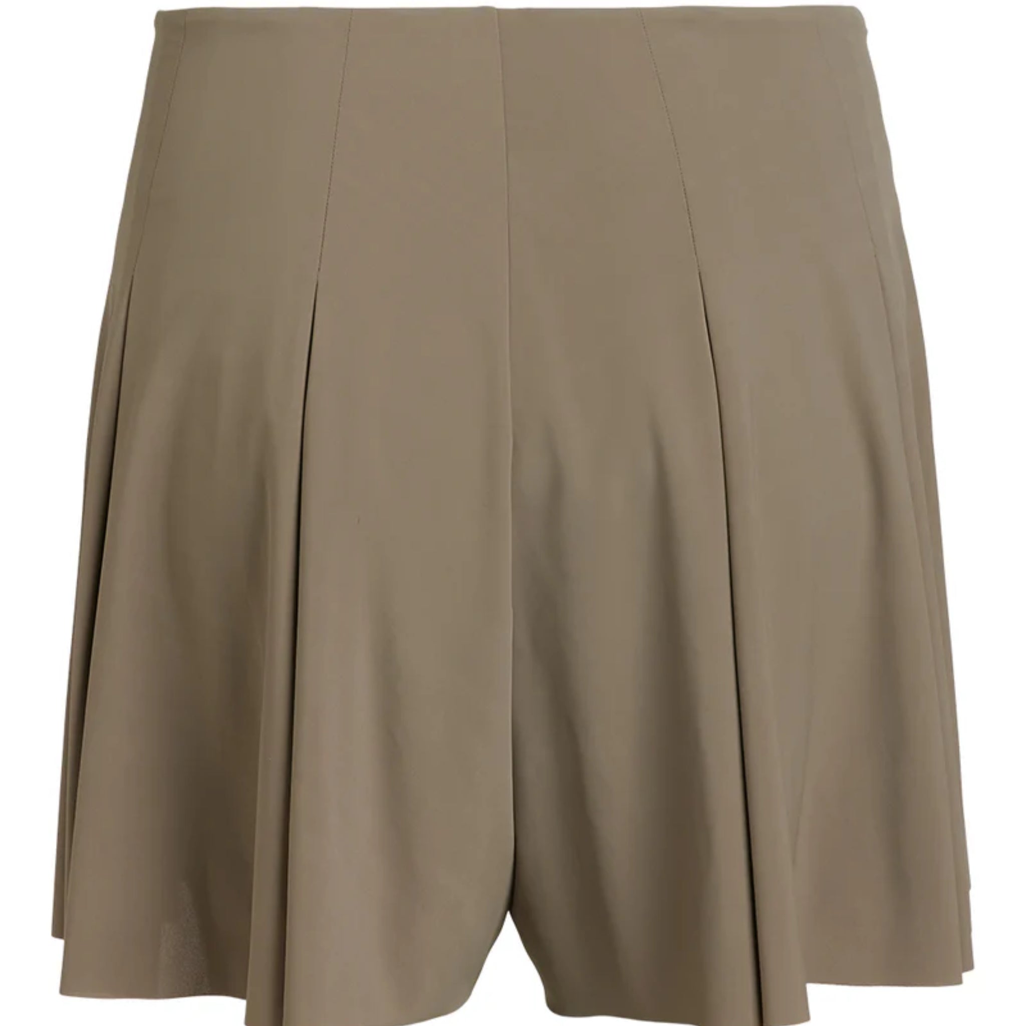 Ein Paar taupefarbene, plissierte Shorts mit hoher Taille und glatter, taillierter Verarbeitung, von vorne auf weißem Hintergrund.