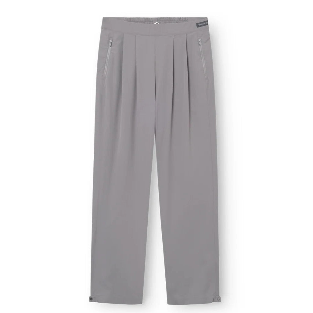 Hellgraue Hose mit geradem Bein, Bundfalten, zwei Reißverschlusstaschen an der Hüfte und verstellbaren Säumen. Der Bund ist teilweise elastisch. Der Gesamtstil ist modern und minimalistisch.