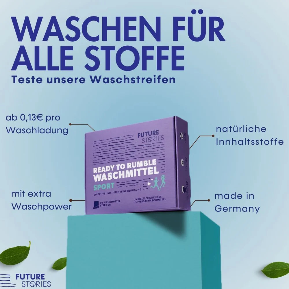 Eine lilafarbene Schachtel mit Waschmittelstreifen von Ready to Rumble Waschmittel Sport steht auf einem blauen Sockel mit deutschem Text, in dem die Vorteile hervorgehoben werden, darunter natürliche Inhaltsstoffe, zusätzliche Waschkraft und "Made in Germany".