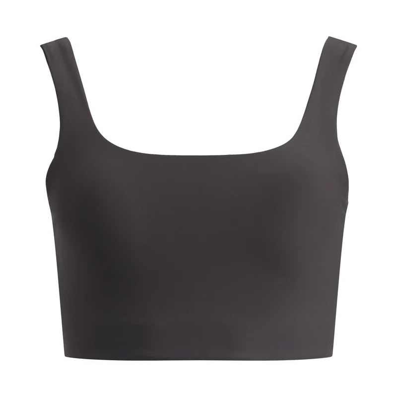 Ein schlichtes, dunkelgraues, beschnittenes Tank-Top mit quadratischem Ausschnitt und breiten Trägern auf weißem Hintergrund.