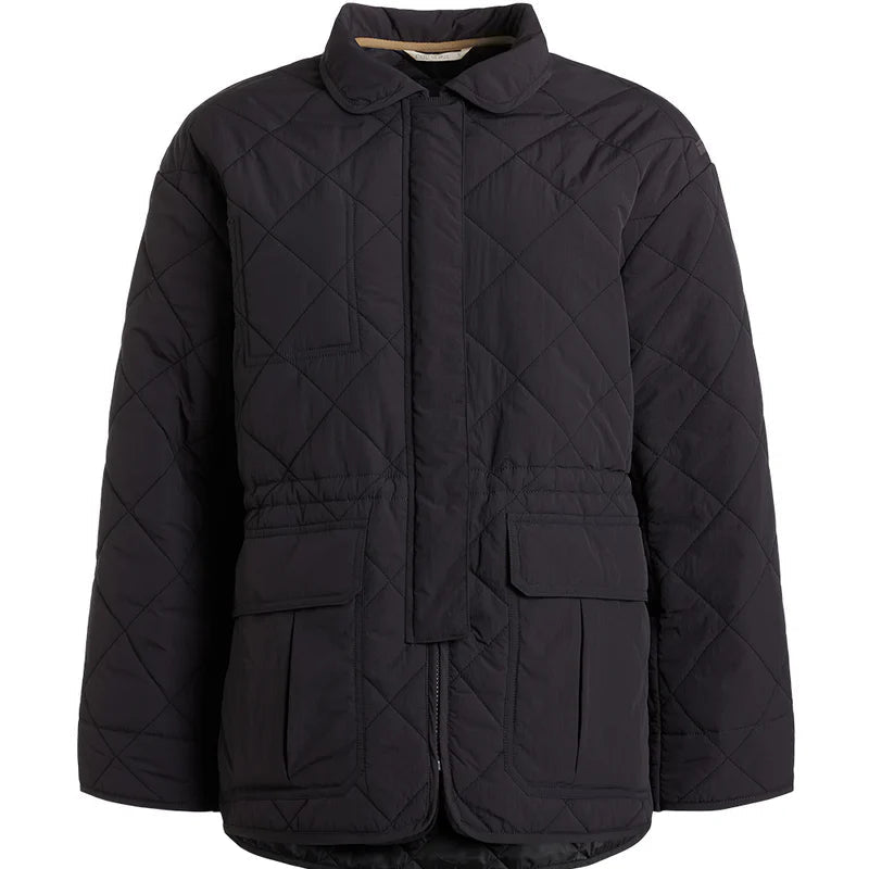 Schwarze Steppjacke mit Kragen, Reißverschluss und Druckknopfverschluss vorne, zwei großen Pattentaschen vorne und einem leicht abgerundeten Saum. Die Jacke hat ein rautenförmig abgestepptes Muster.