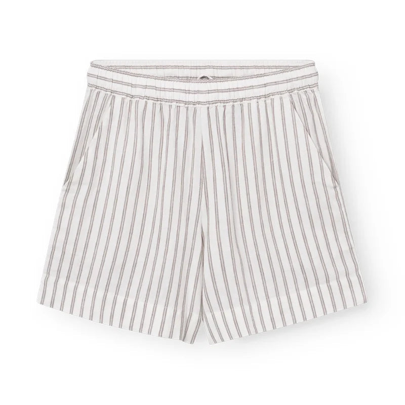 Weiße Shorts mit elastischem Bund und vertikalen, dünnen grauen Streifen. Die Shorts haben Seitentaschen und eine lockere Passform, die sich vor einem schlichten weißen Hintergrund abzeichnet.