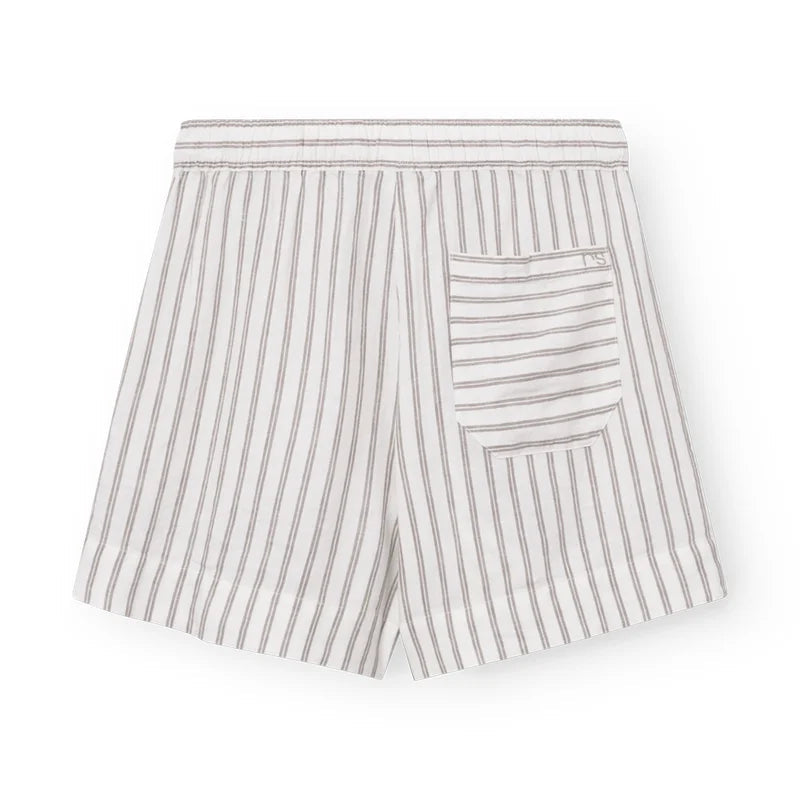 Weiße Shorts mit schmalen vertikalen grauen Streifen und elastischem Bund, mit einer einzigen aufgesetzten Tasche auf der rechten Rückseite.