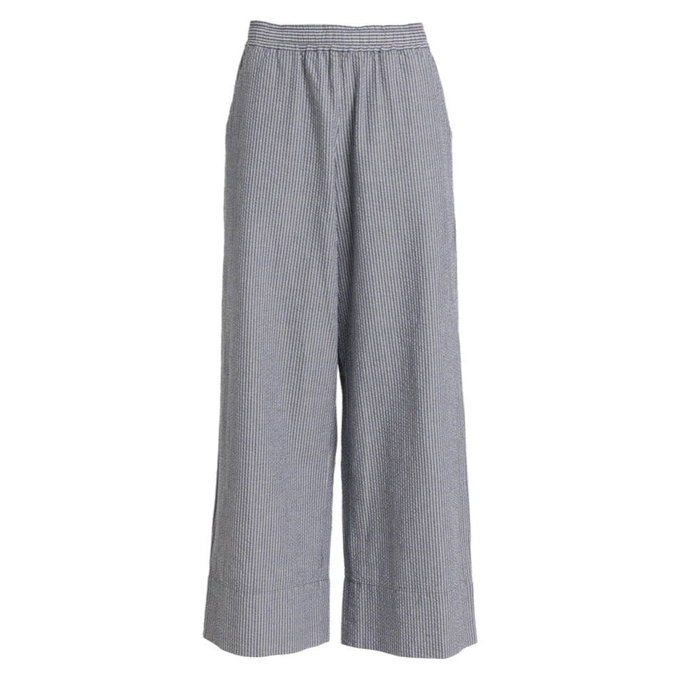 Eine Hose mit hoher Taille und weitem Bein mit einem dezenten Nadelstreifenmuster in Hell- und Dunkelgrau. Die Hose hat eine lockere Passform und einen elastischen Bund.