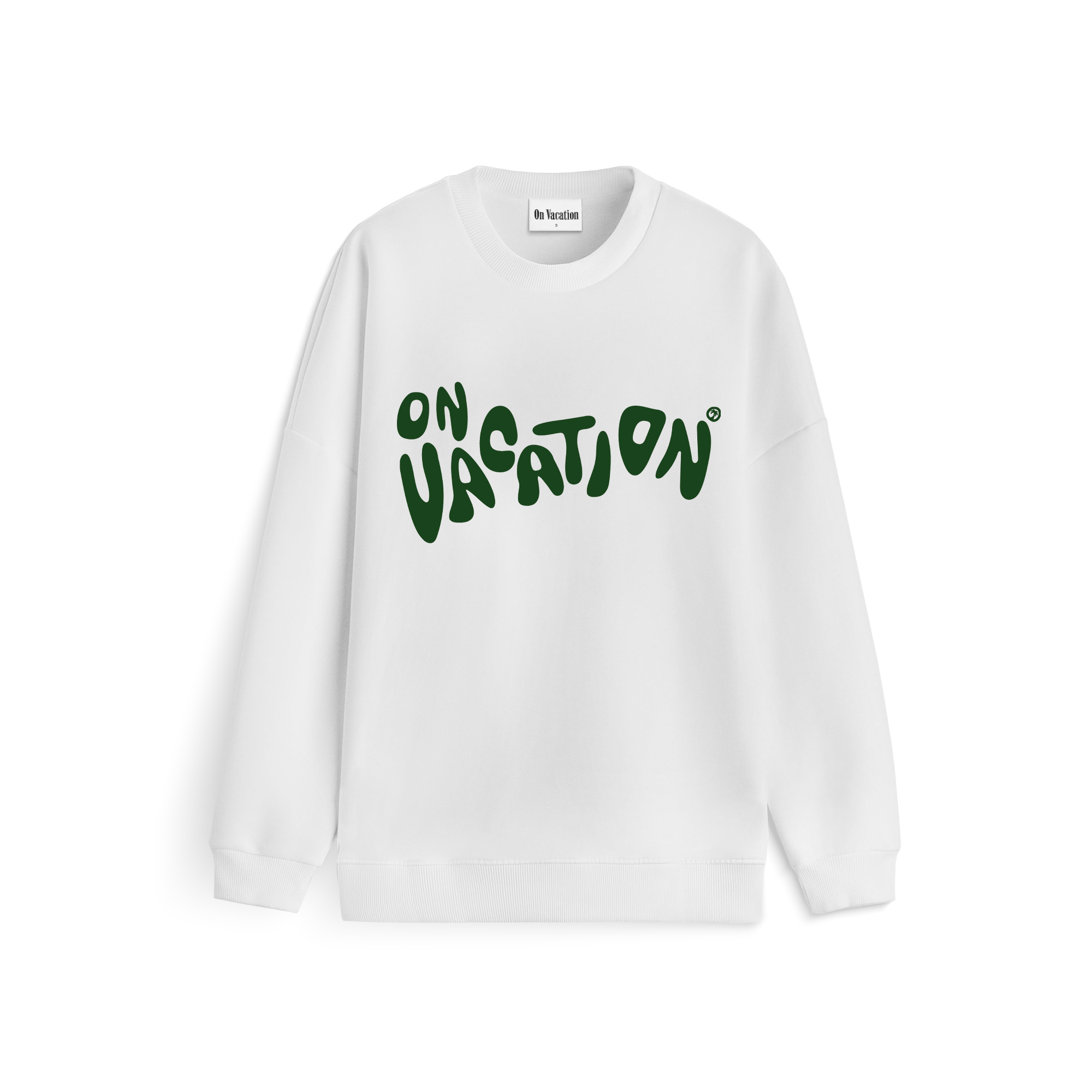Ein weißes Sweatshirt mit der Aufschrift "ON VACATION" in fetten, gewellten grünen Buchstaben auf der Vorderseite. Das Sweatshirt ist auf einem einfarbigen Hintergrund abgebildet.