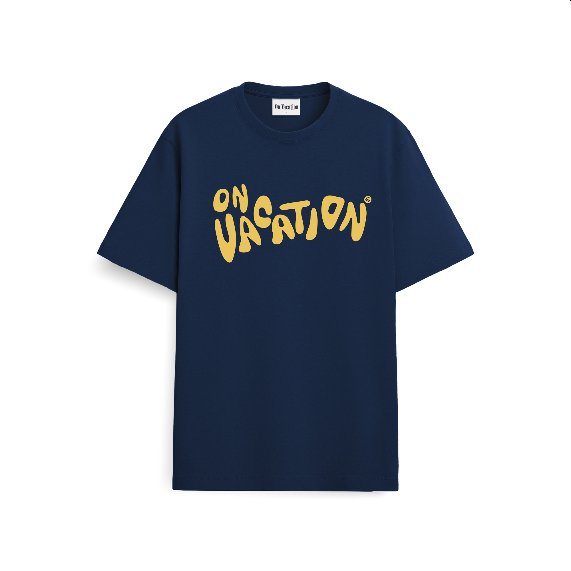 Ein marineblaues T-Shirt mit der Aufschrift "ON VACATION" in fetten, verspielten gelben Buchstaben auf der Brust.