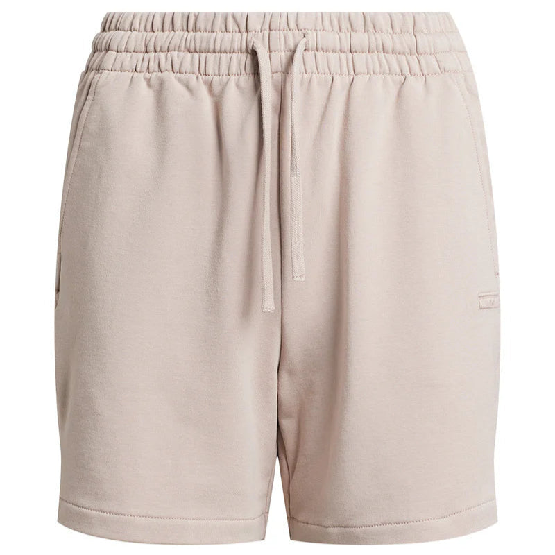 Hellbeige Freizeitshorts mit elastischem Bund und Kordelzug, Seitentaschen und lockerer Passform auf weißem Hintergrund.