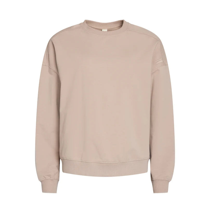 Ein schlichtes, beiges Sweatshirt mit Rundhalsausschnitt, langen Ärmeln und gerippten Bündchen, Kragen und Saum auf weißem Hintergrund.