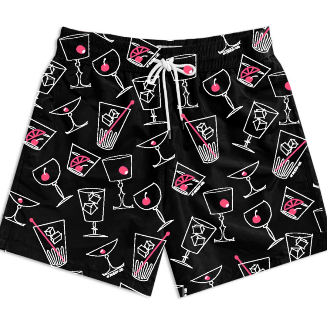 Schwarze Badehose mit weißem Kordelzug und einem verspielten Muster aus verschiedenen Cocktailgläsern, Eiswürfeln und rosa Getränkegarnituren, die über den Stoff verstreut sind.