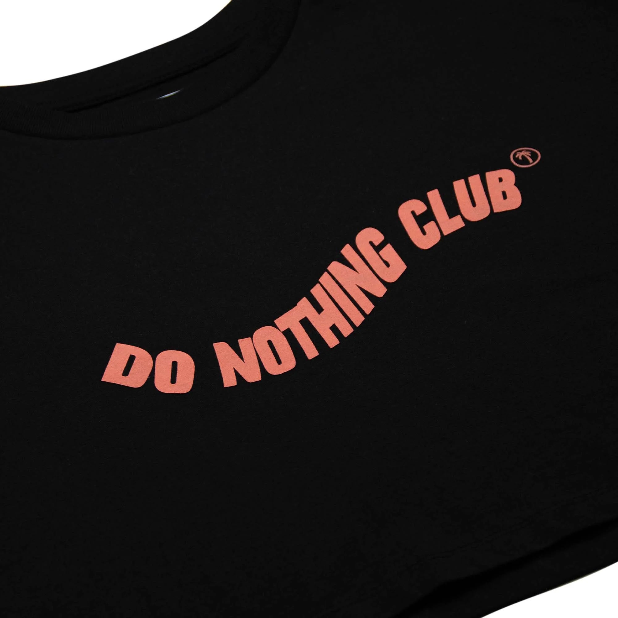 Schwarzes T-Shirt mit dem Text "DO NOTHING CLUB" in rosa Buchstaben aufgedruckt.