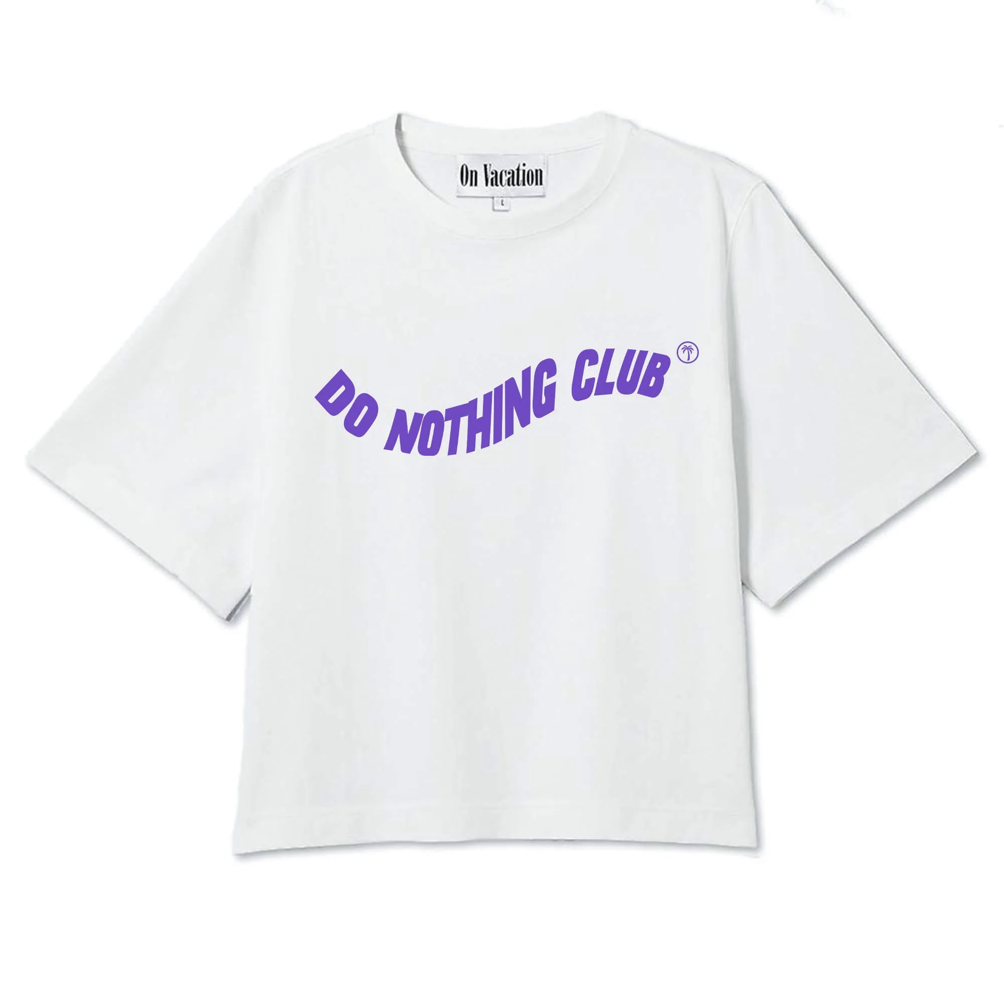 Weißes T-Shirt mit violettem Schriftzug "DO NOTHING CLUB" auf der Vorderseite.