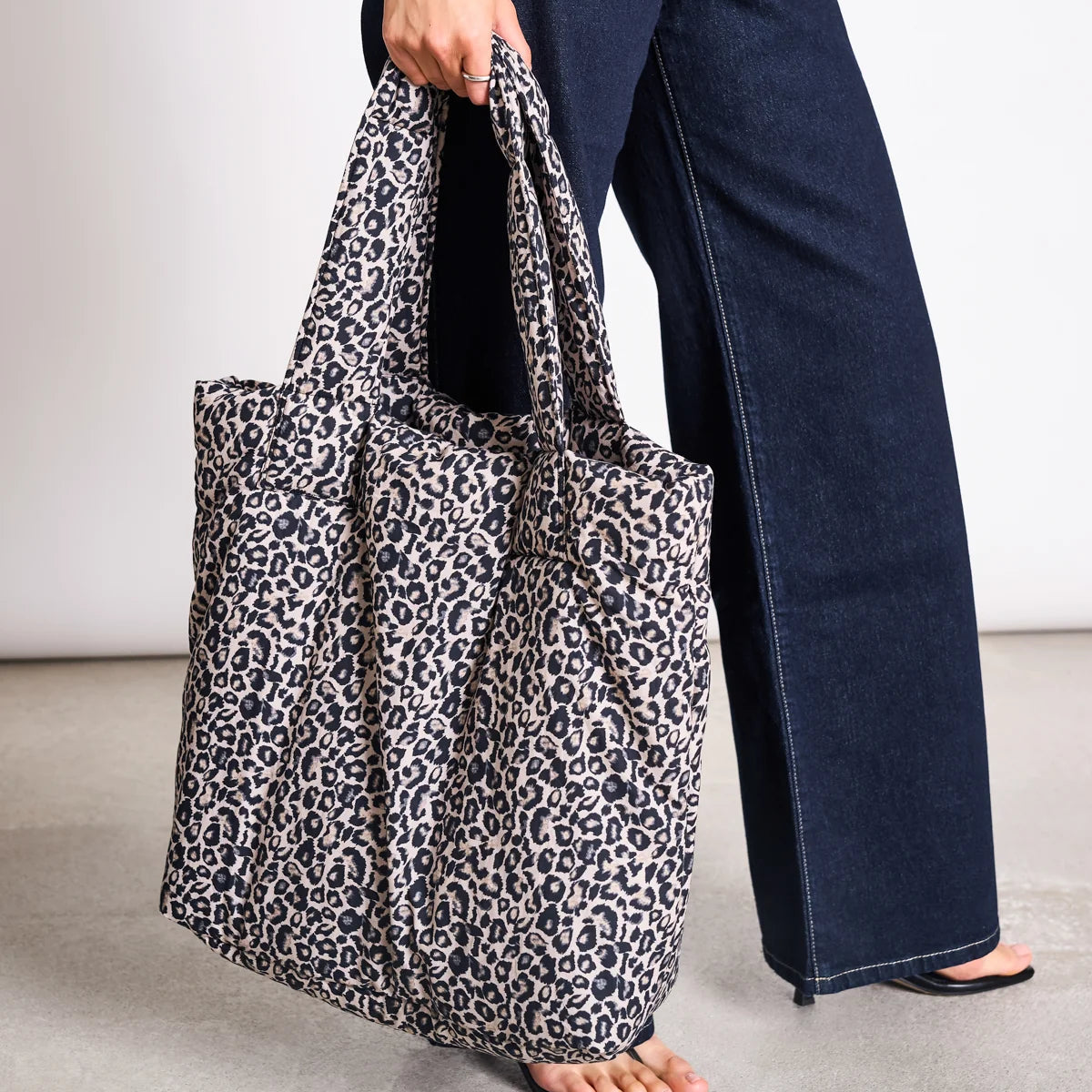 JAN N JUNE Shopper "SMOL"