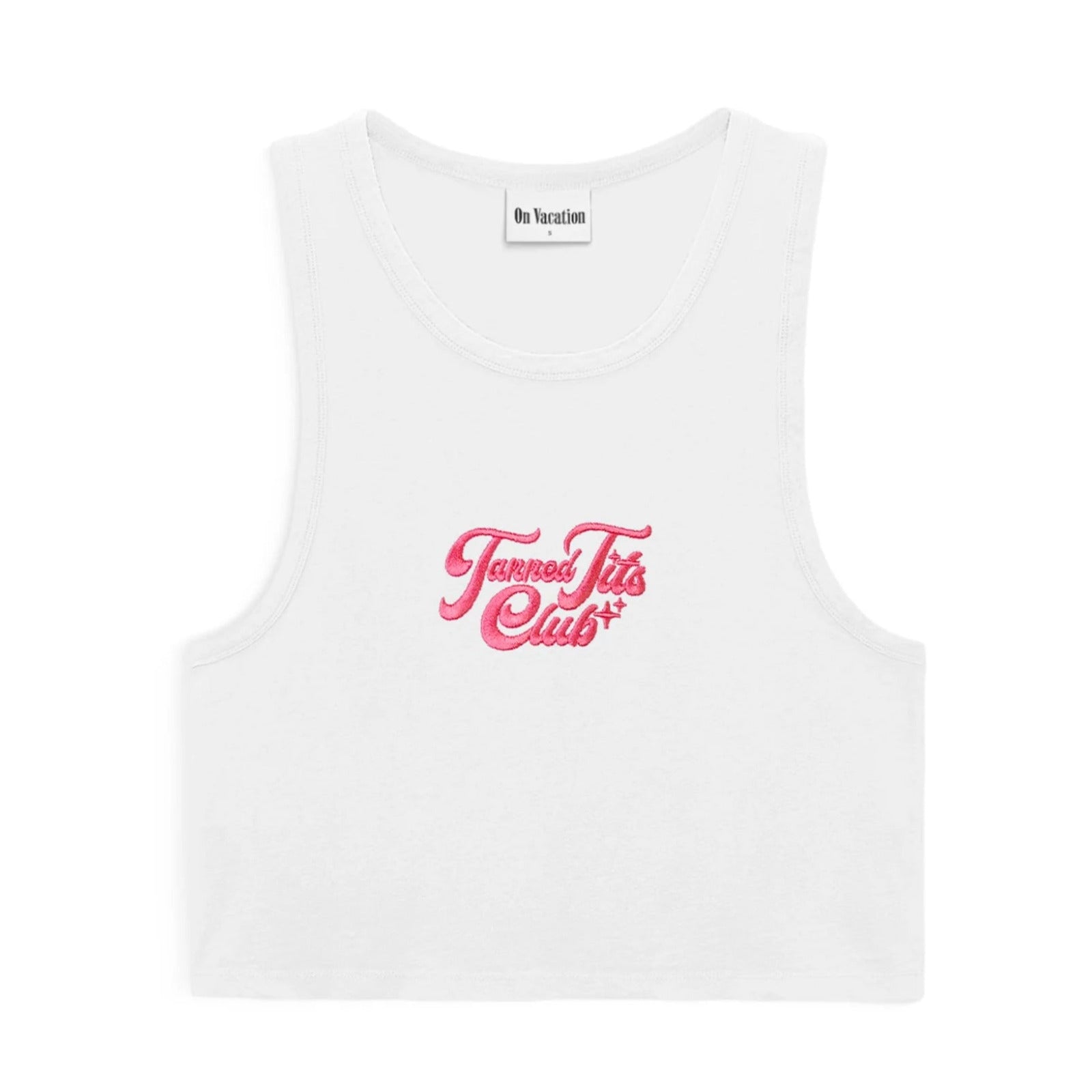 Weißes Tanktop mit dem pinken Schriftzug "Tanned Tits Club" auf der Vorderseite.