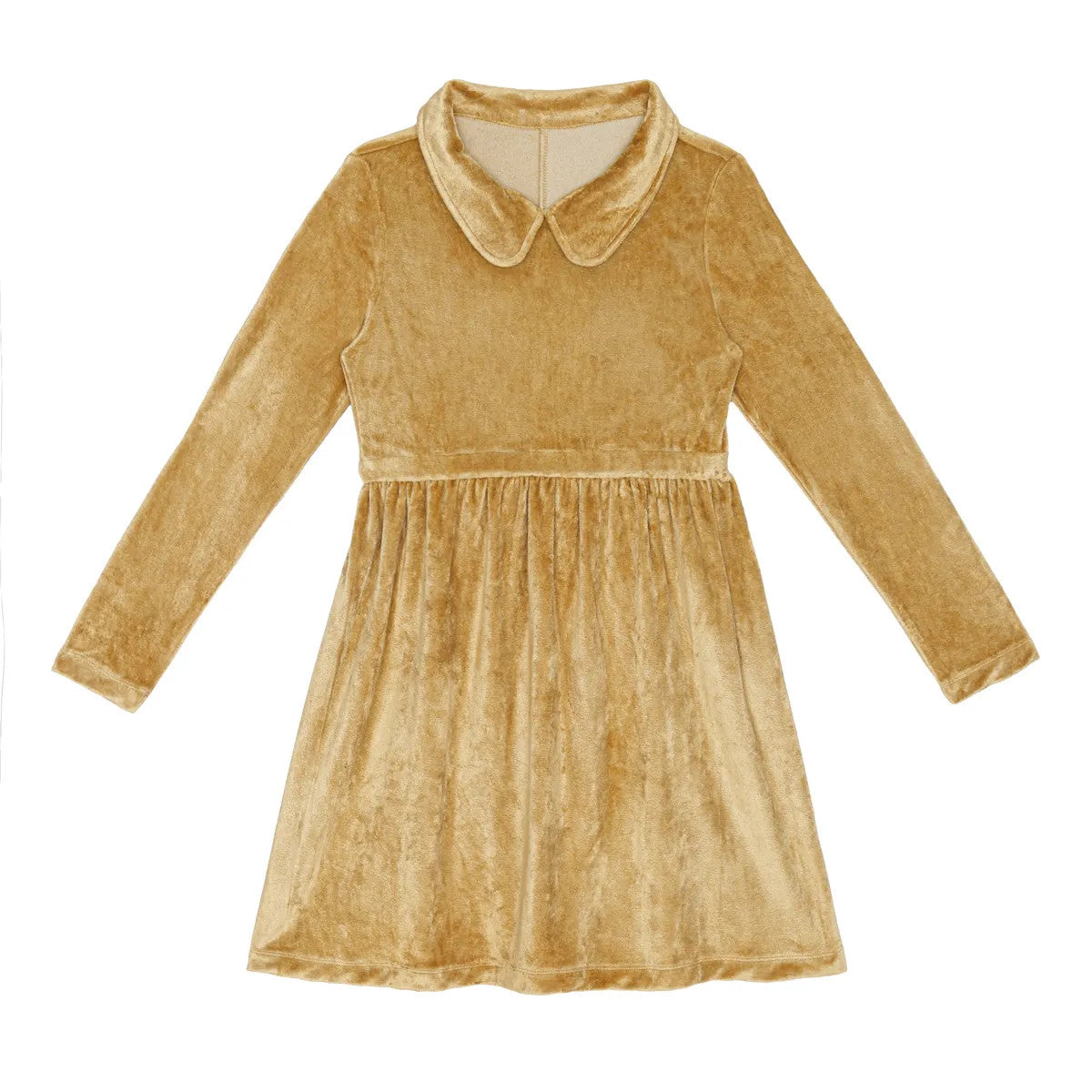 Ein langärmeliges Kleid aus goldenem Samt mit Peter-Pan-Kragen und geraffter Taille auf weißem Hintergrund.