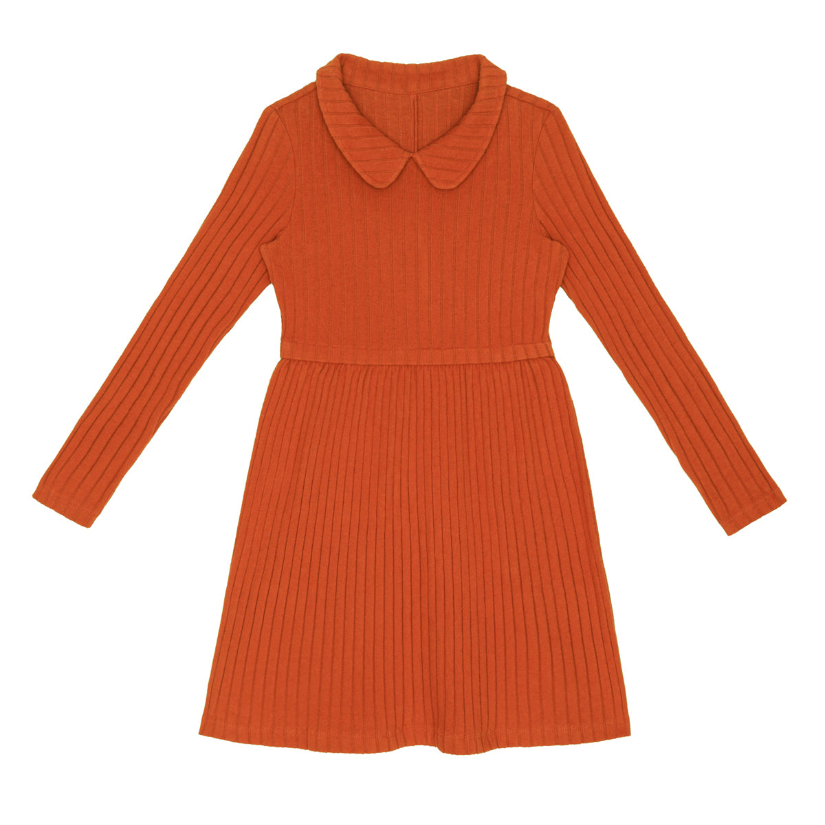 Langärmeliges, geripptes, orangefarbenes Kleid mit taillierter Passform und abgerundetem Kragen, flach auf weißem Grund.