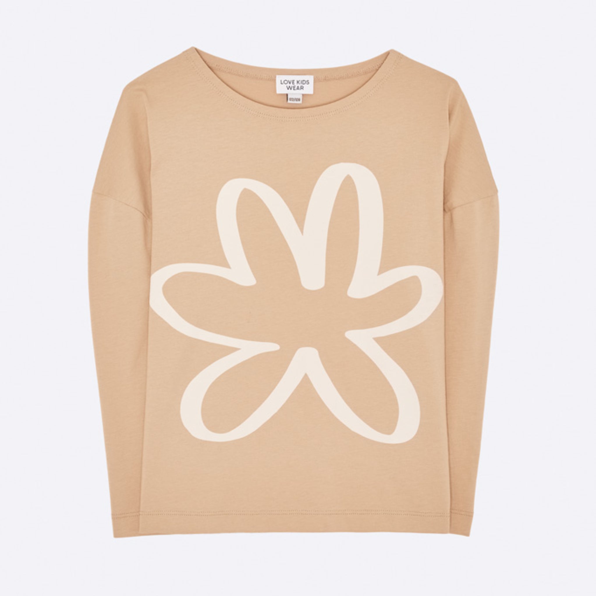 Ein beigefarbenes, langärmeliges Hemd mit einem großen, abstrakten, weißen Blumenmuster auf der Vorderseite.