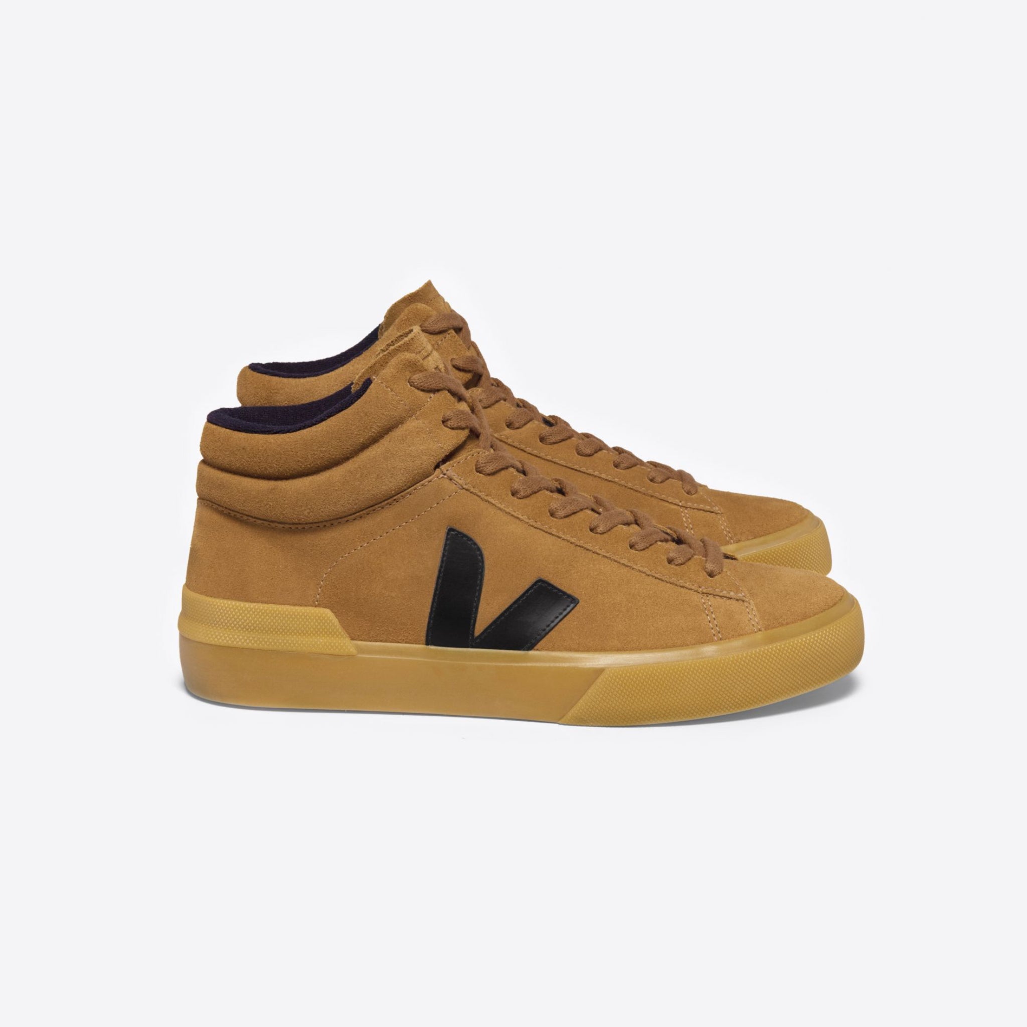 Braune High-Top-Sneaker mit schwarzem "V"-Logo an der Seite, auf weißem Hintergrund präsentiert.