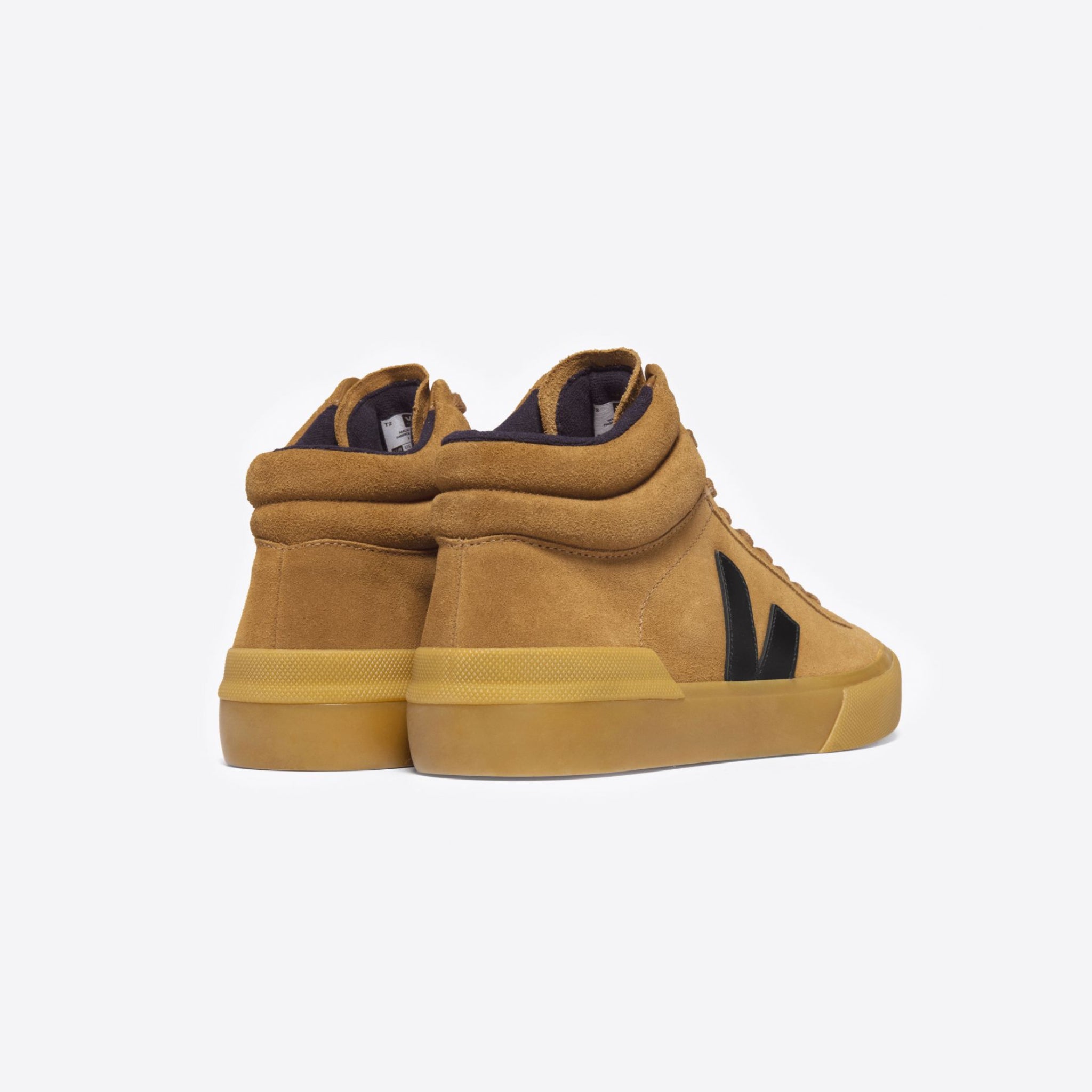 Ein Paar braune Sneakers mit hohem Schaft, dicker Gummisohle und schwarzem Logo auf weißem Hintergrund.