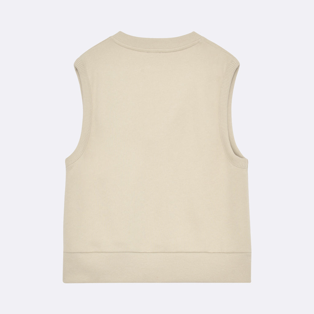 Eine ärmellose, hellbeige Strickweste ist von hinten vor einem schlichten weißen Hintergrund abgebildet. Die Weste hat gerippte Einfassungen an den Armausschnitten, am Hals und am Saum.