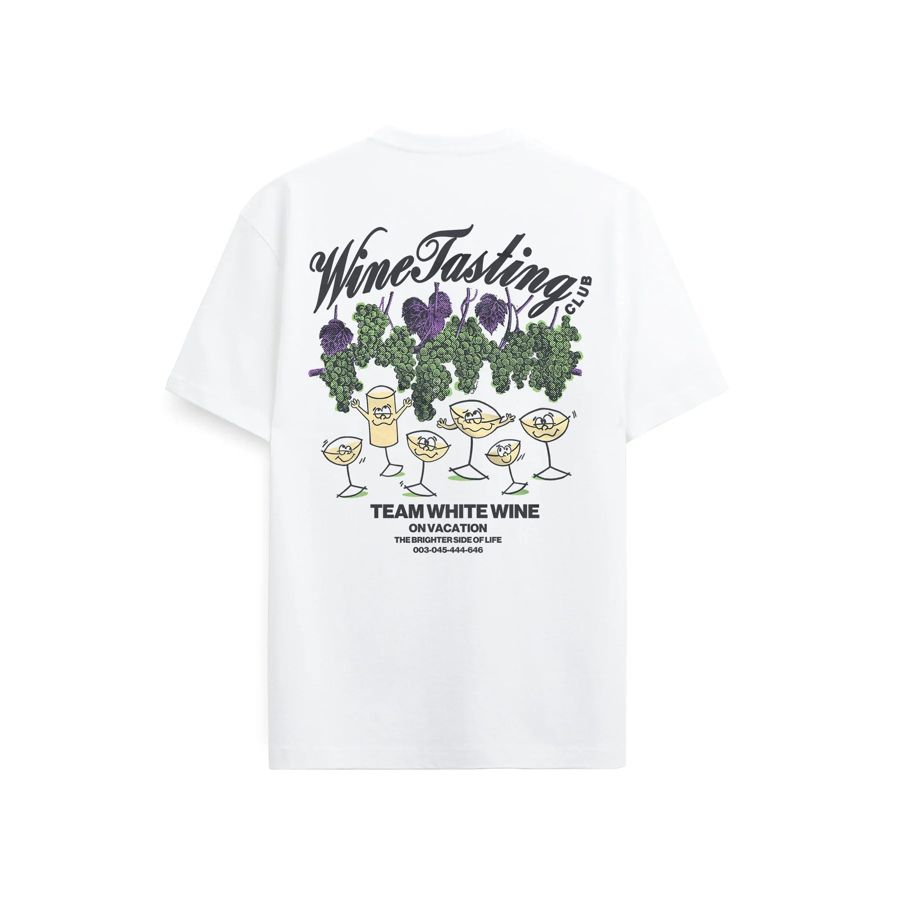 Weißes T-Shirt mit einer Grafik von Trauben und fünf Weingläsern mit lächelnden Gesichtern. Der Text lautet "Wine Tasting Club" und "Team White Wine on Vacation" mit einer Telefonnummer darunter.