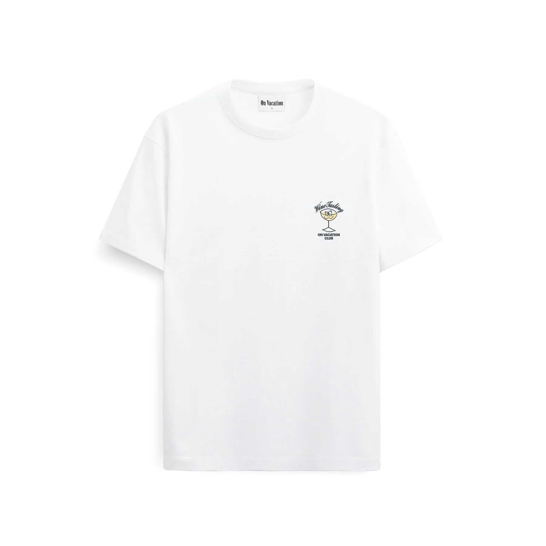 Ein schlichtes weißes Kurzarm-T-Shirt mit einer kleinen Grafik und Text auf der linken Brust. Die Grafik scheint eine Weltkugel auf einem Ständer mit einem Schriftzug darüber zu sein.